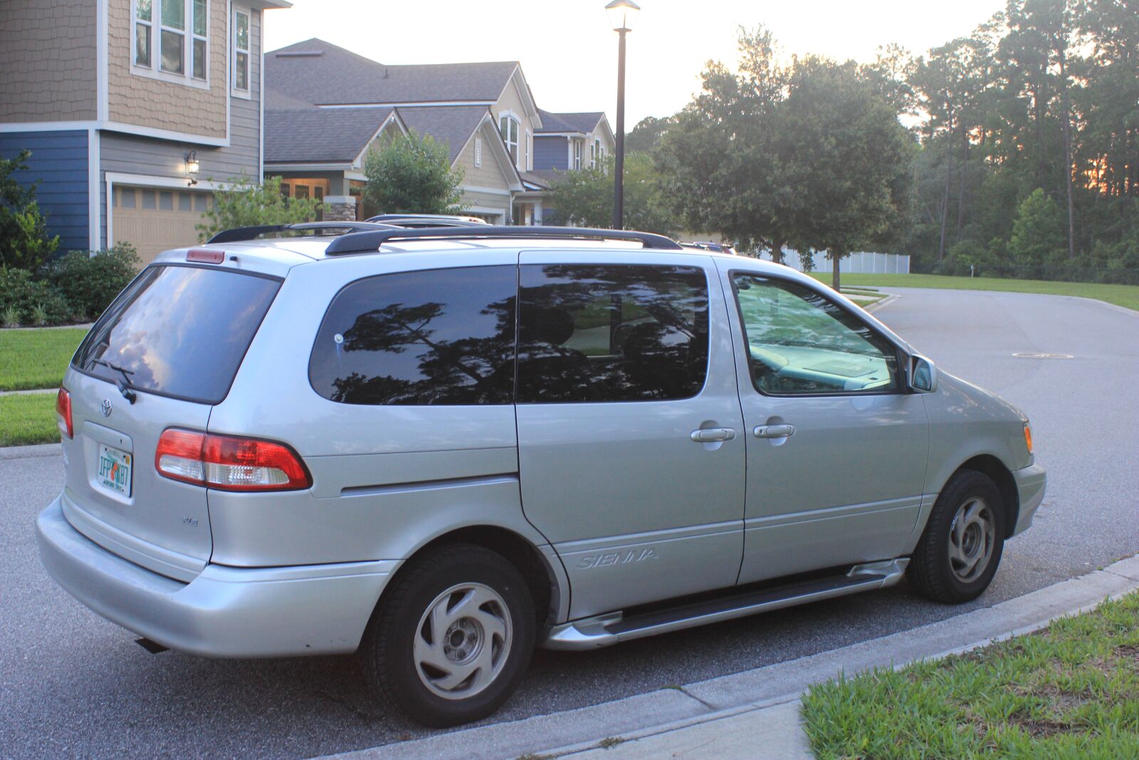 Canon EOS 550D (EOS Rebel T2i / EOS Kiss X4) sample photo. Van, old van, car photography