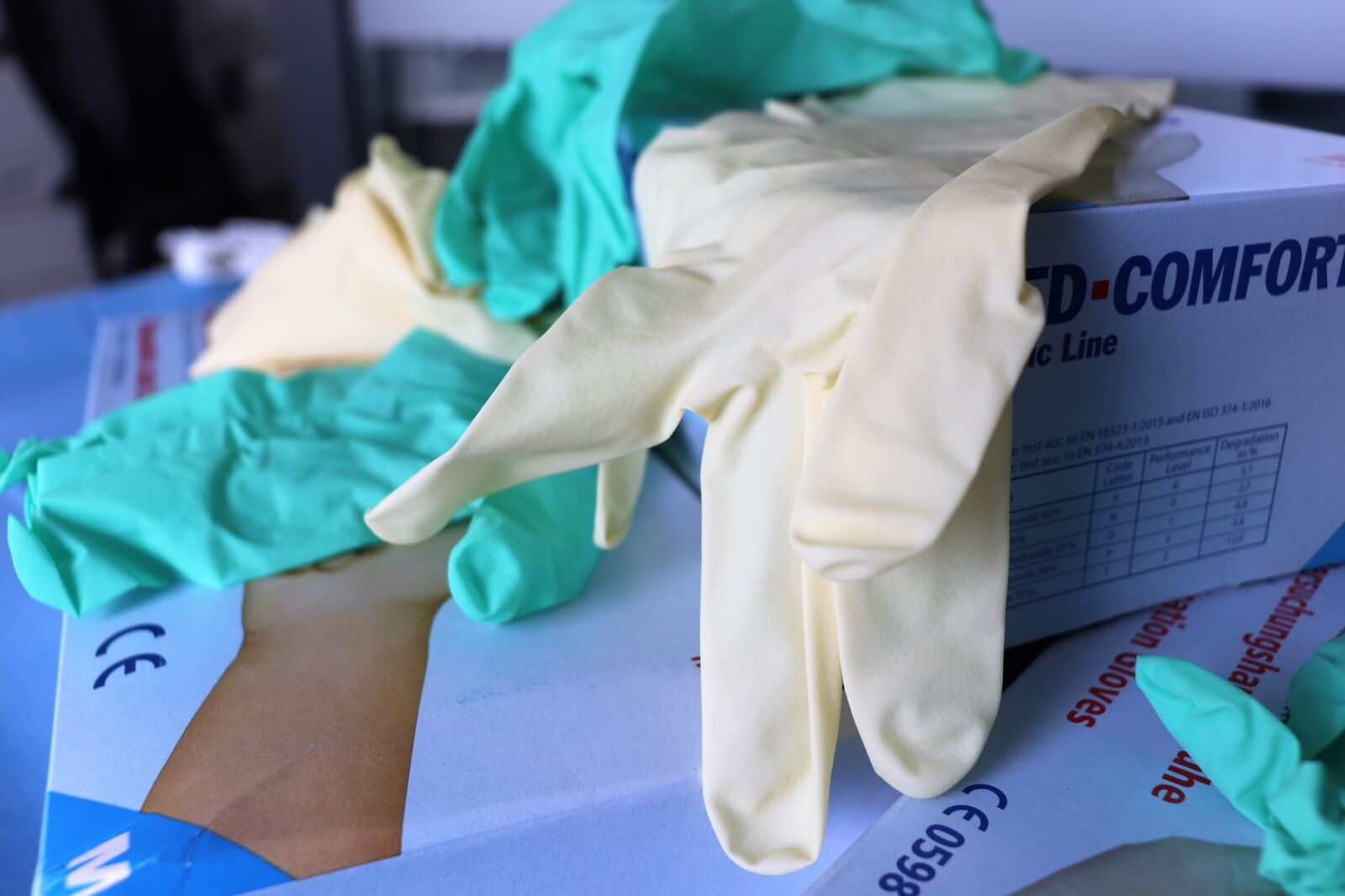 Canon EOS 800D (EOS Rebel T7i / EOS Kiss X9i) sample photo. Gloves, latex gloves, medical photography