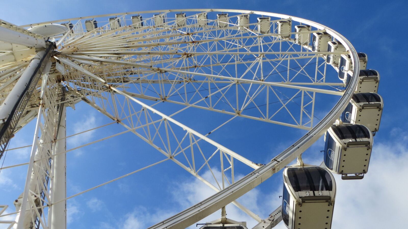 Canon PowerShot SX240 HS sample photo. Liverpool, wheel, eye photography