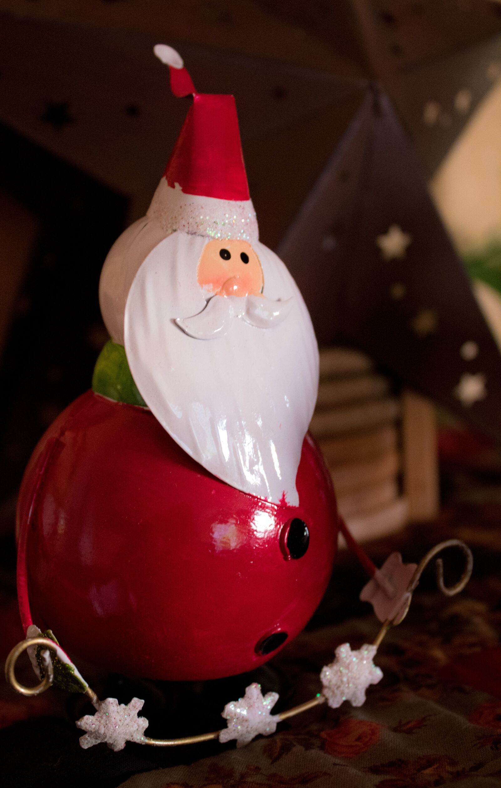 Canon EOS 1300D (EOS Rebel T6 / EOS Kiss X80) sample photo. Christmas, santa, metal photography