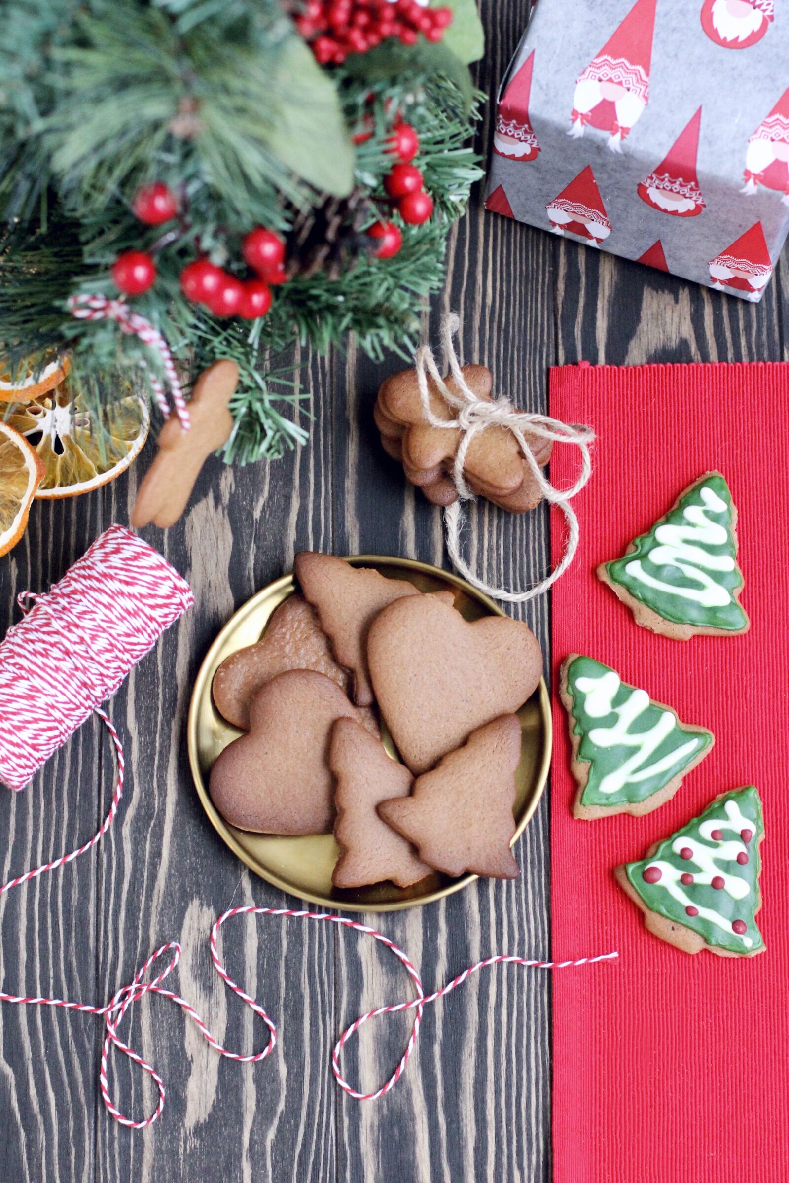 Canon EOS 60D + Canon EF 50mm F1.4 USM sample photo. Christmas, cookies, gingerbread cookie photography