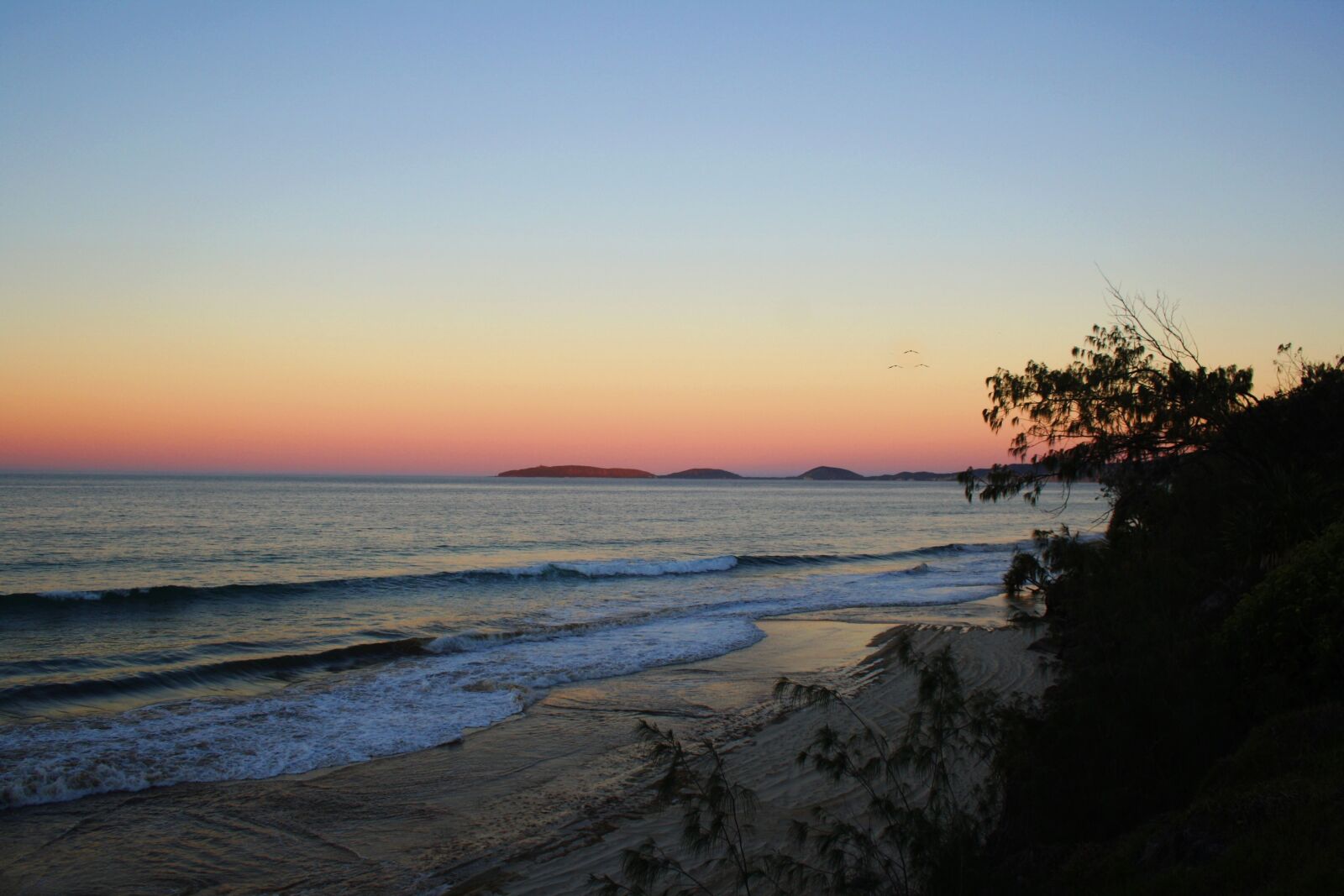 Canon EOS 1000D (EOS Digital Rebel XS / EOS Kiss F) sample photo. Australia, rainbow beach, water photography