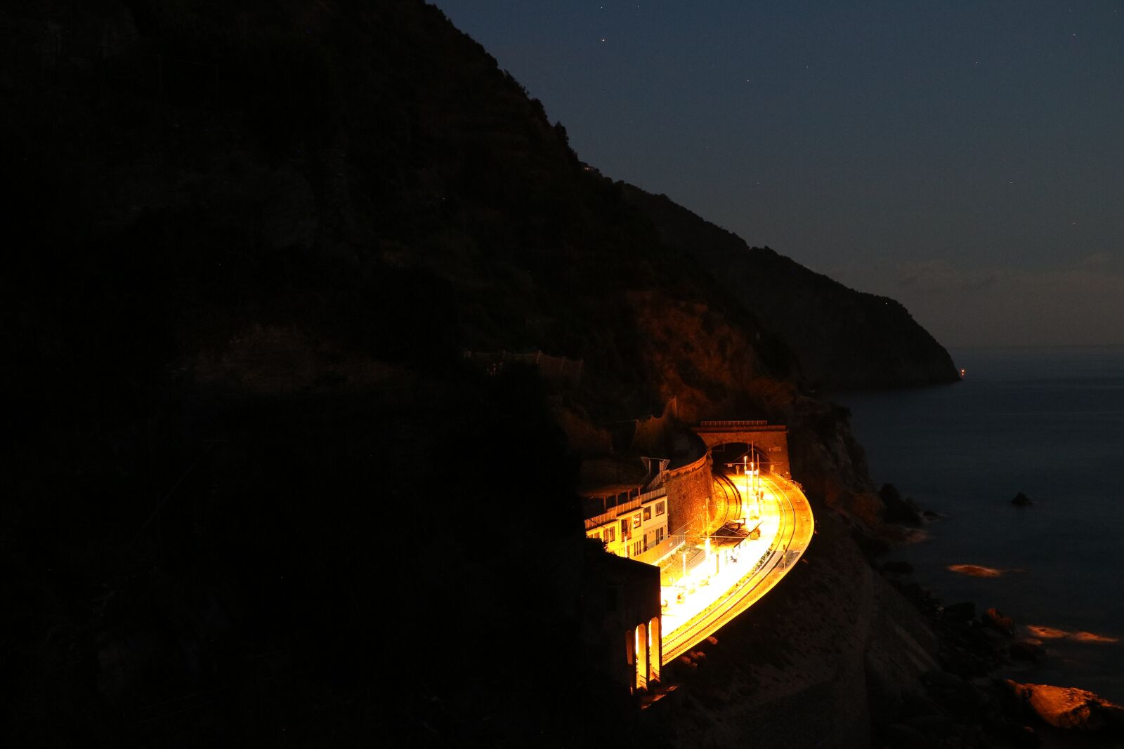 Canon EOS 760D (EOS Rebel T6s / EOS 8000D) + Canon EF-S 18-135mm F3.5-5.6 IS STM sample photo. Italy, manarola, the cinque photography