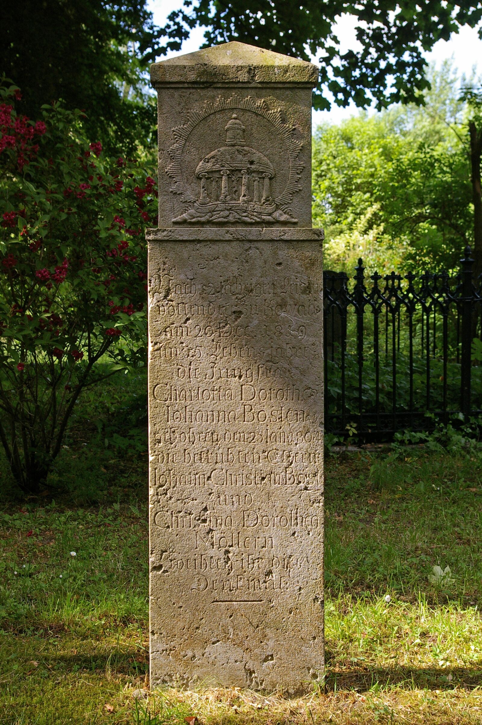 Pentax *ist DL2 sample photo. Cemetery, grave stones, old photography