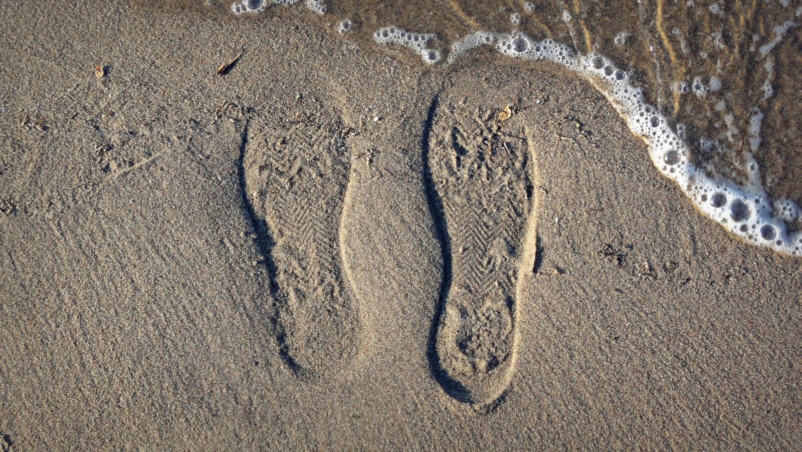Sony DSC-HX5V sample photo. Sand, beach, print shoes photography
