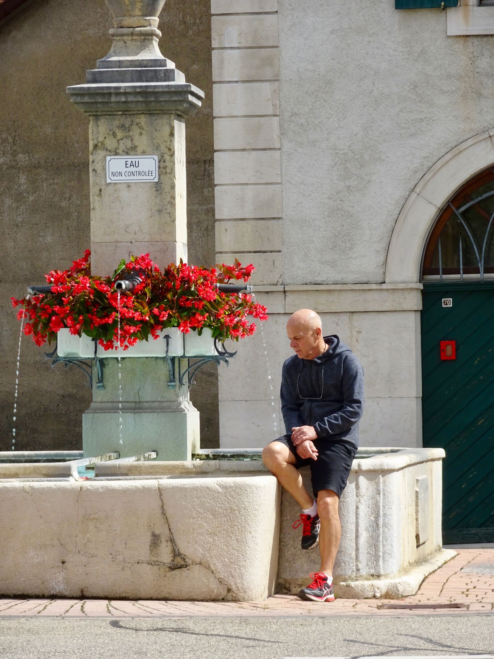 Sony Cyber-shot DSC-HX90V sample photo. Person, fountain, sitting photography