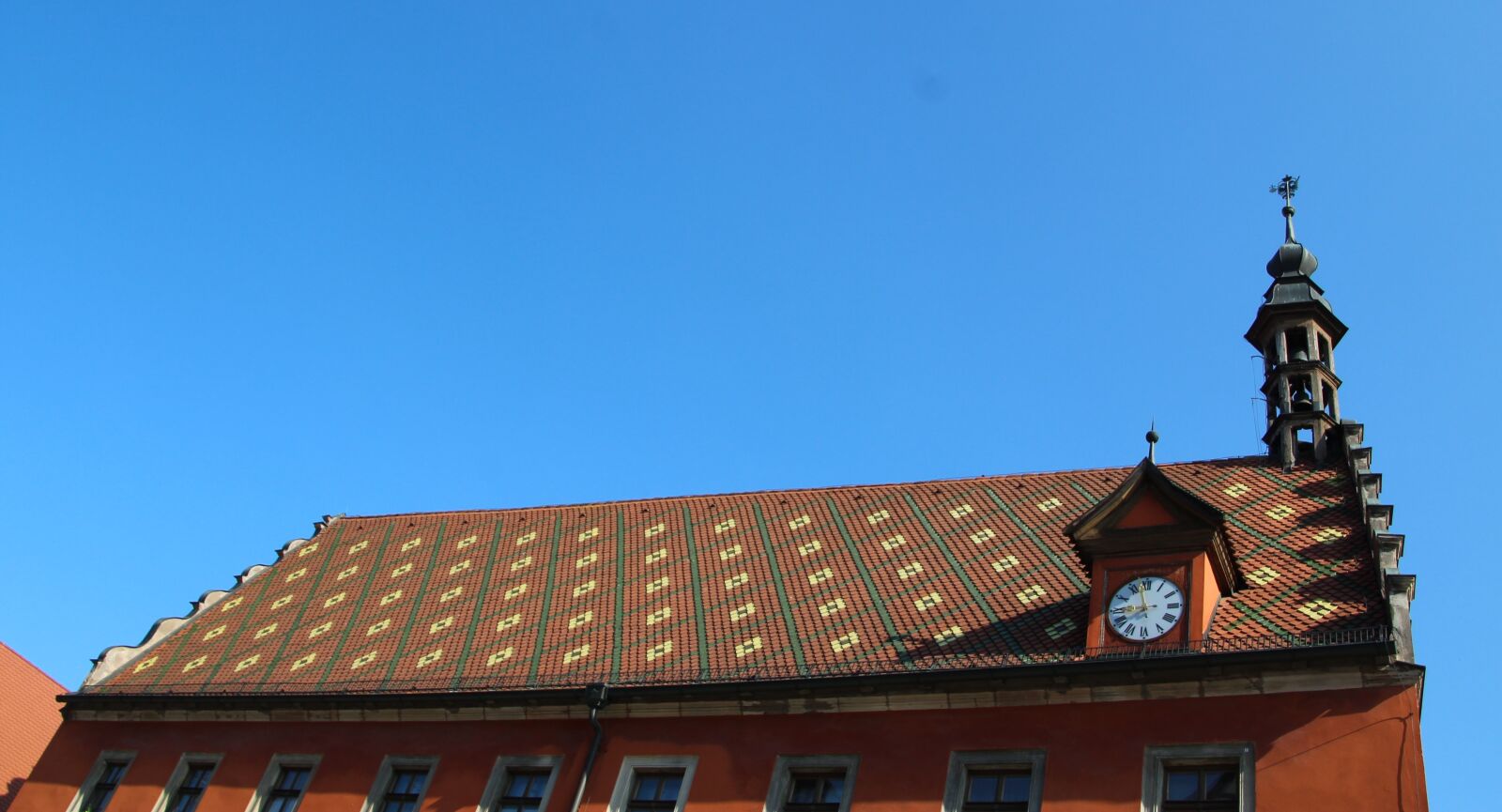 Canon EOS 1200D (EOS Rebel T5 / EOS Kiss X70 / EOS Hi) sample photo. Roof, dinosaur, clock photography