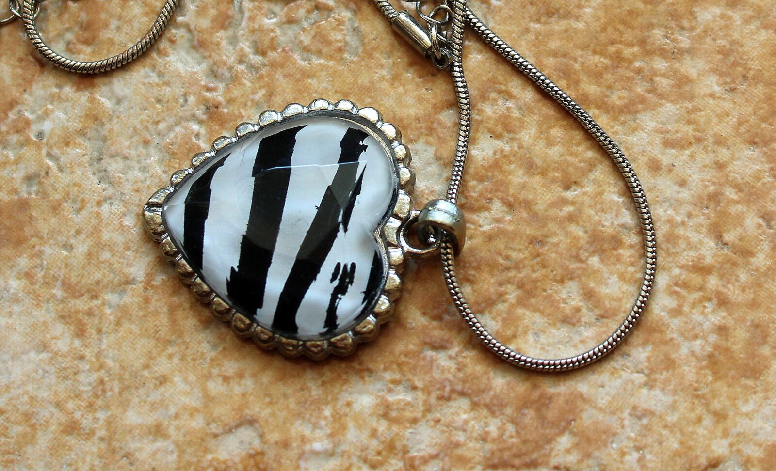Canon EOS 1200D (EOS Rebel T5 / EOS Kiss X70 / EOS Hi) sample photo. Heart, pendant, ornament photography