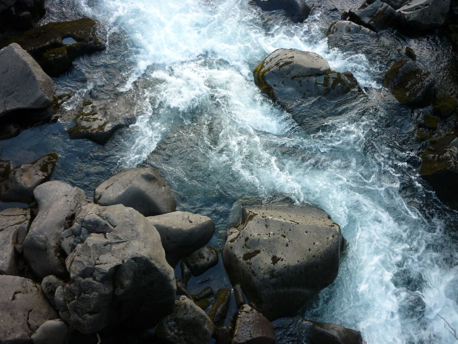 Panasonic DMC-FS7 sample photo. Water, rock, river photography