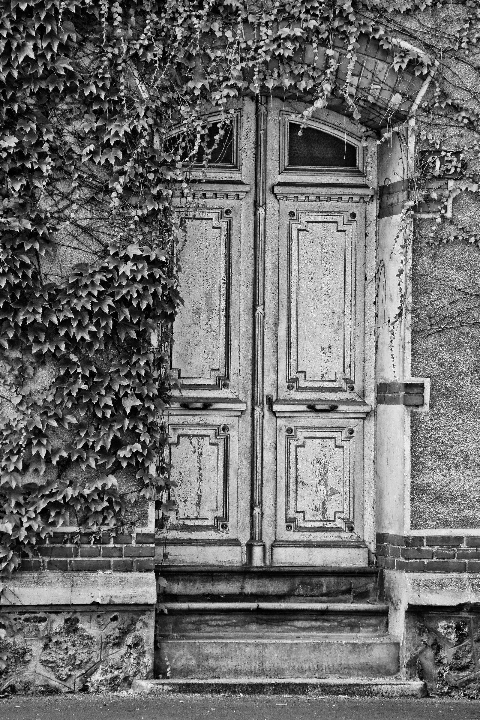 Canon EOS 70D sample photo. Door, old, dark photography
