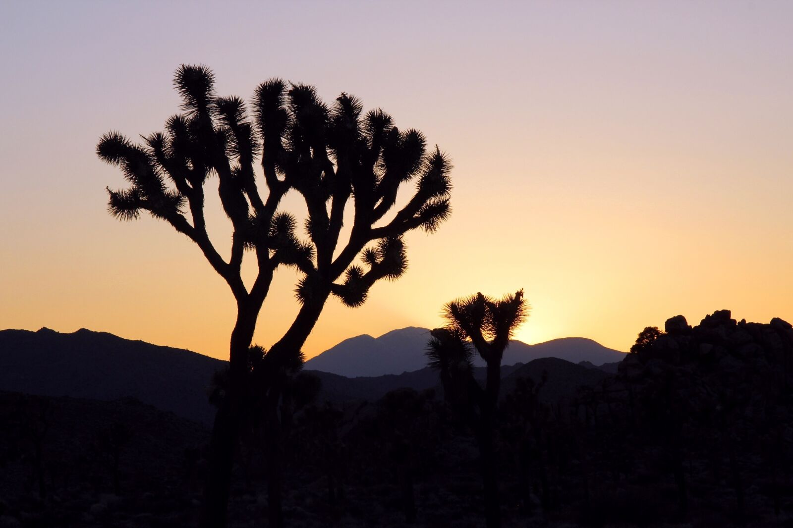 Canon EOS 550D (EOS Rebel T2i / EOS Kiss X4) sample photo. Sunset, landscape, mountains photography