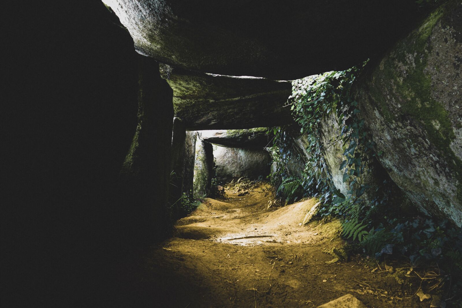 Panasonic Lumix DMC-FZ1000 sample photo. Dolmen, grave, tourism photography