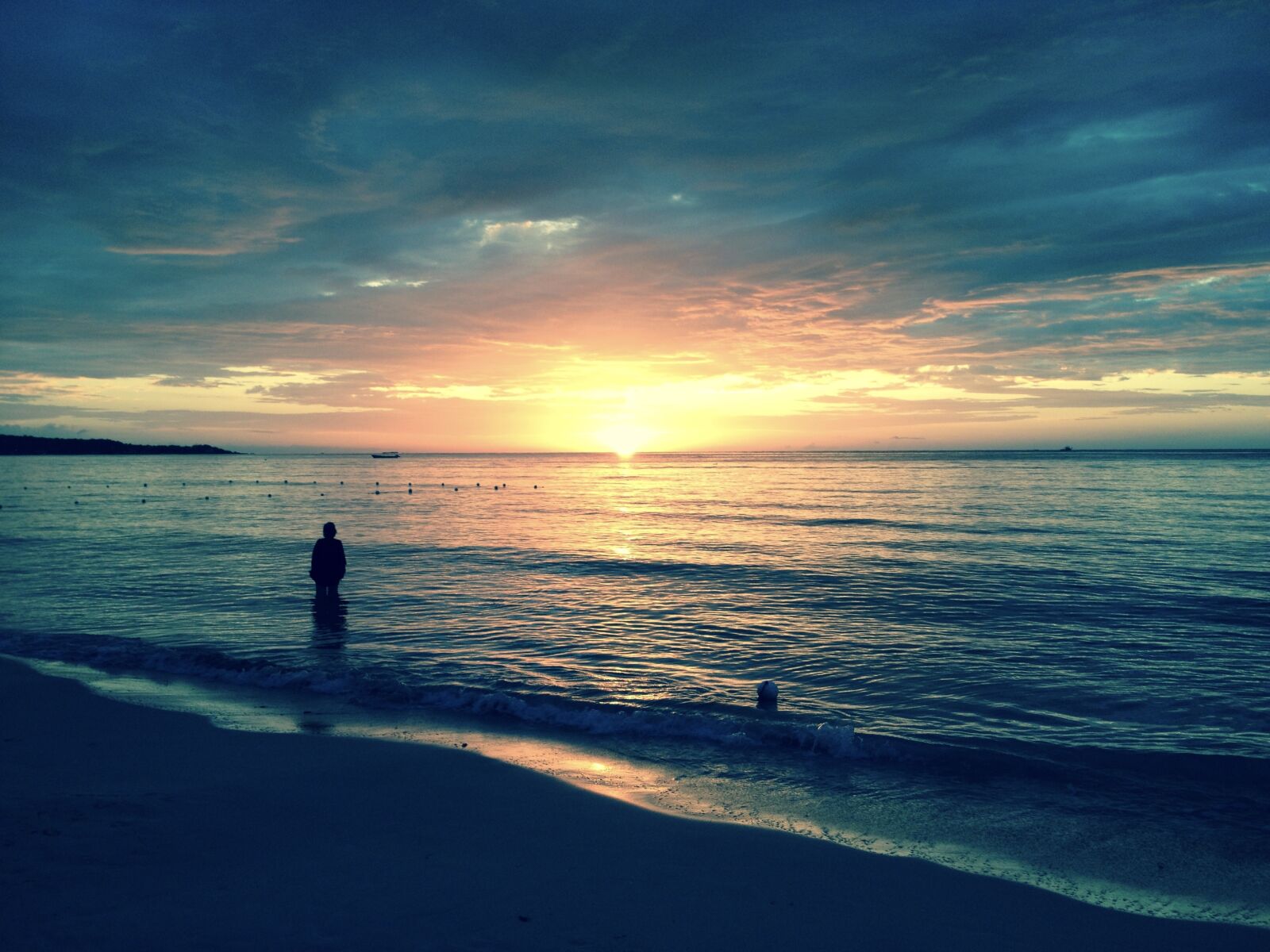 iPhone 4S back camera 4.28mm f/2.4 sample photo. Sunset, beach, beach sunset photography
