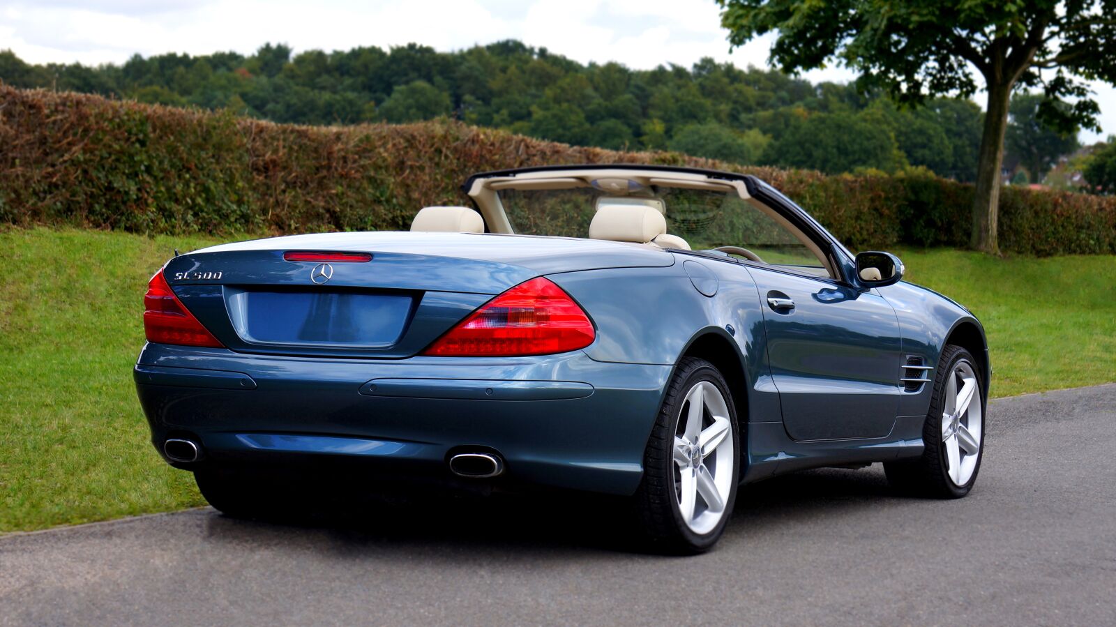 Sony Alpha NEX-5N + Sony E 55-210mm F4.5-6.3 OSS sample photo. Blue, car, class photography