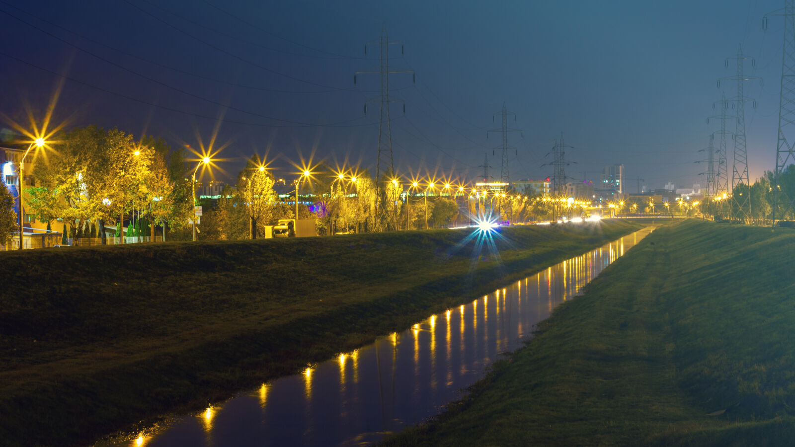 Canon EOS 550D (EOS Rebel T2i / EOS Kiss X4) + Canon EF 50mm F1.8 II sample photo. City, lights, foggy, long photography