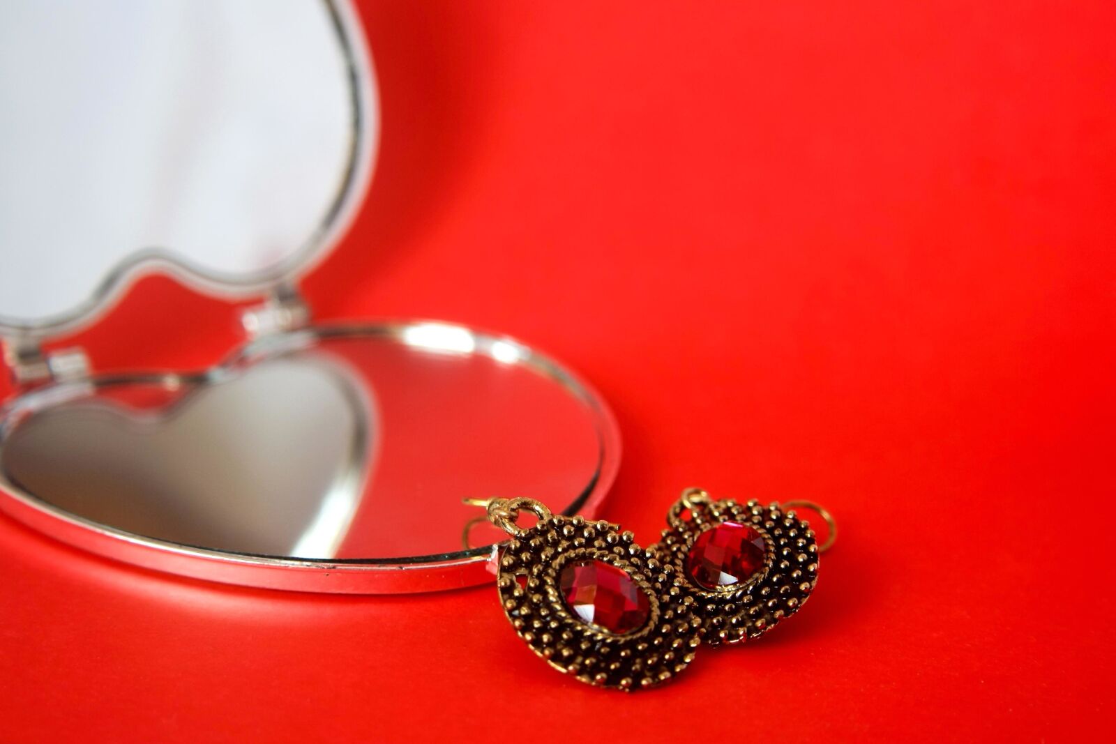 Canon EOS 1000D (EOS Digital Rebel XS / EOS Kiss F) sample photo. Earrings, makeup, mirror, red photography