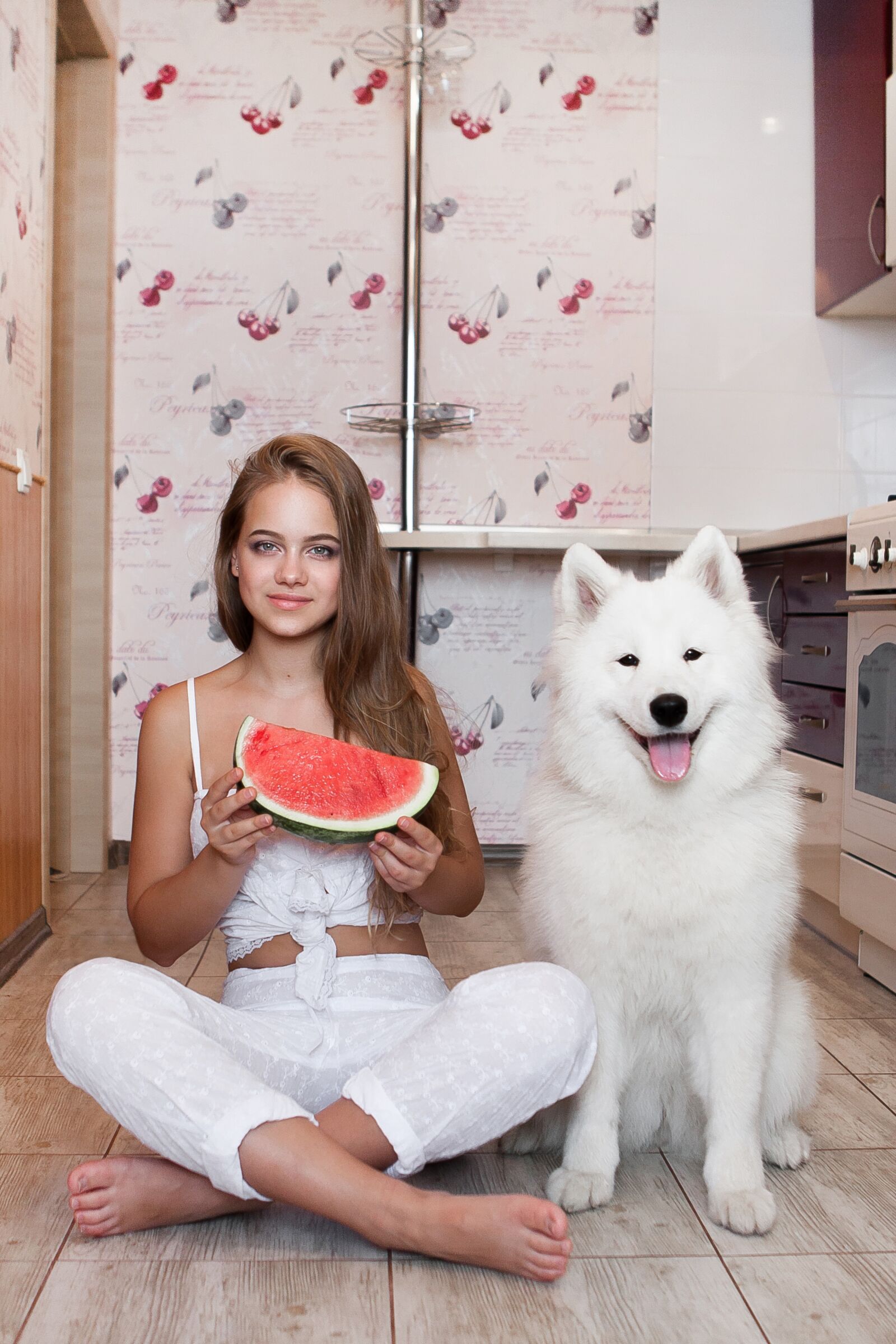 Canon EOS 40D + Canon EF 24-70mm F2.8L USM sample photo. Girl, dog, kitchen photography