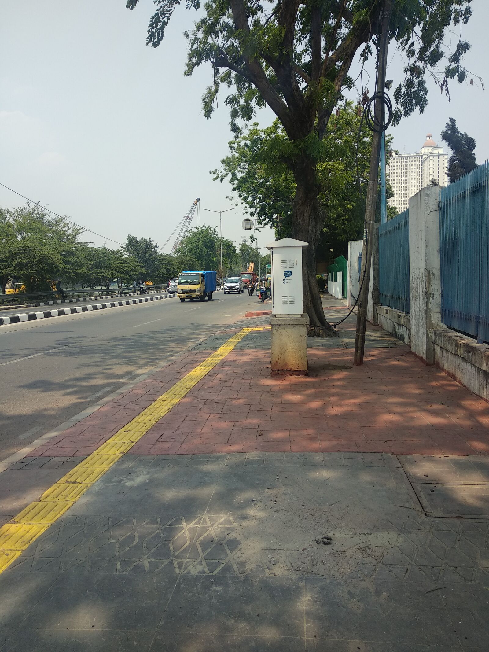 Xiaomi Mi A1 sample photo. Sidewalk, road, street photography