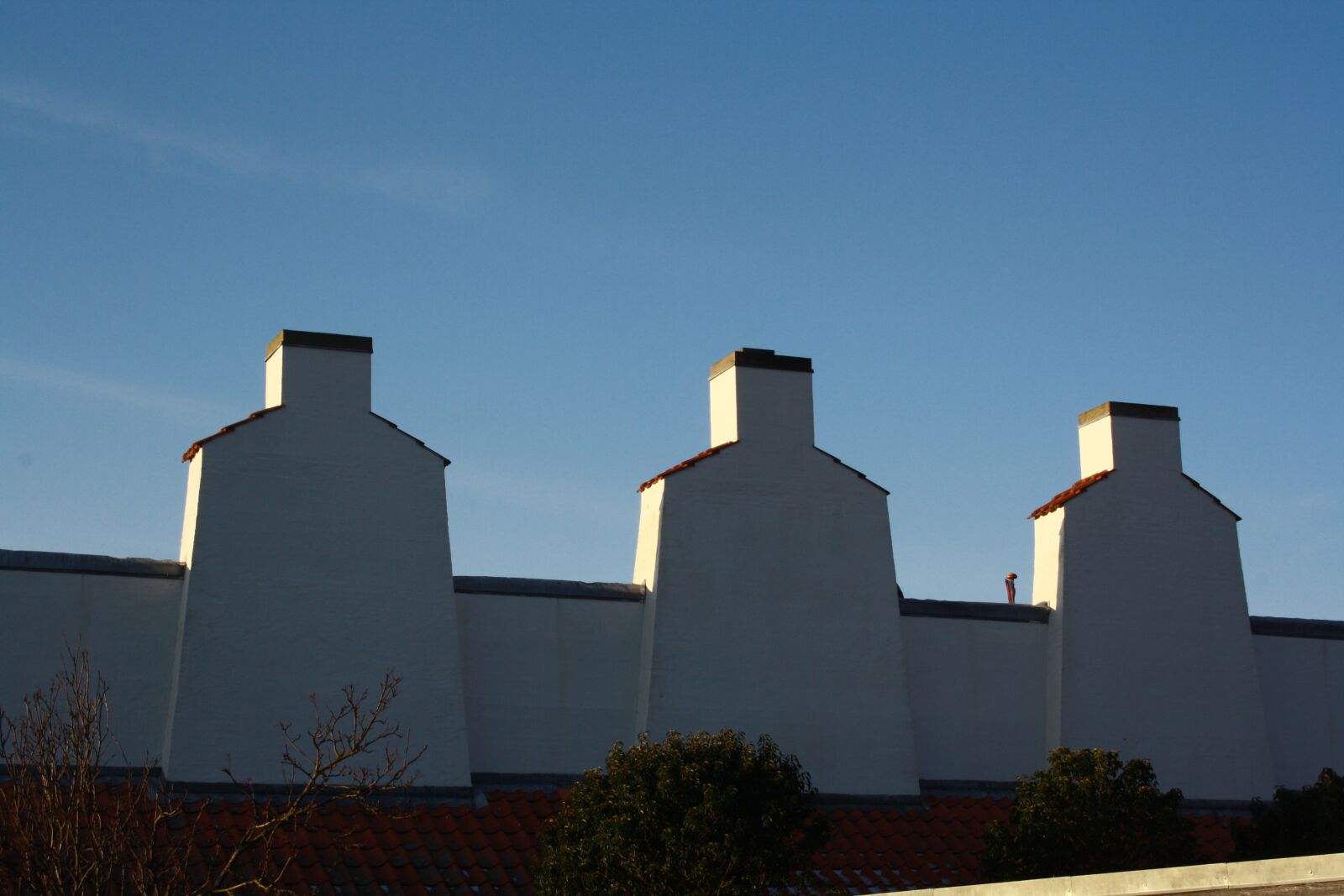 Canon EOS 1000D (EOS Digital Rebel XS / EOS Kiss F) sample photo. Ebeltoft, hyttefadet, chimneys photography