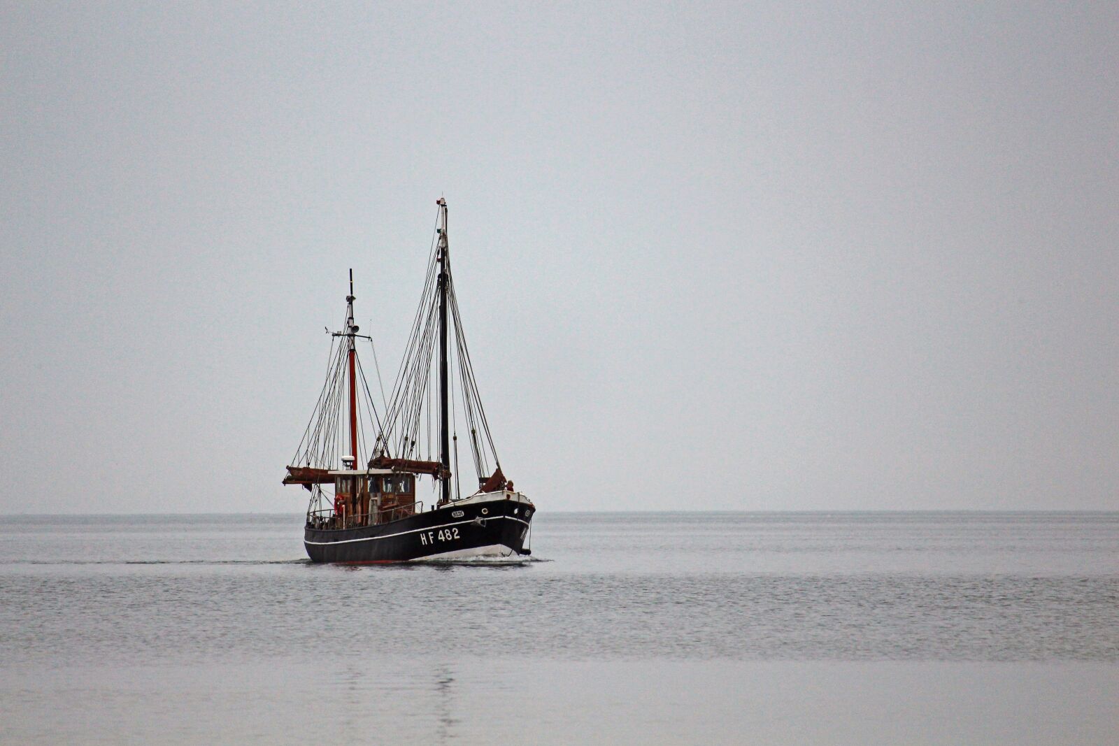 Canon EF-S 55-250mm F4-5.6 IS STM sample photo. Boat, sailing boat, wooden photography