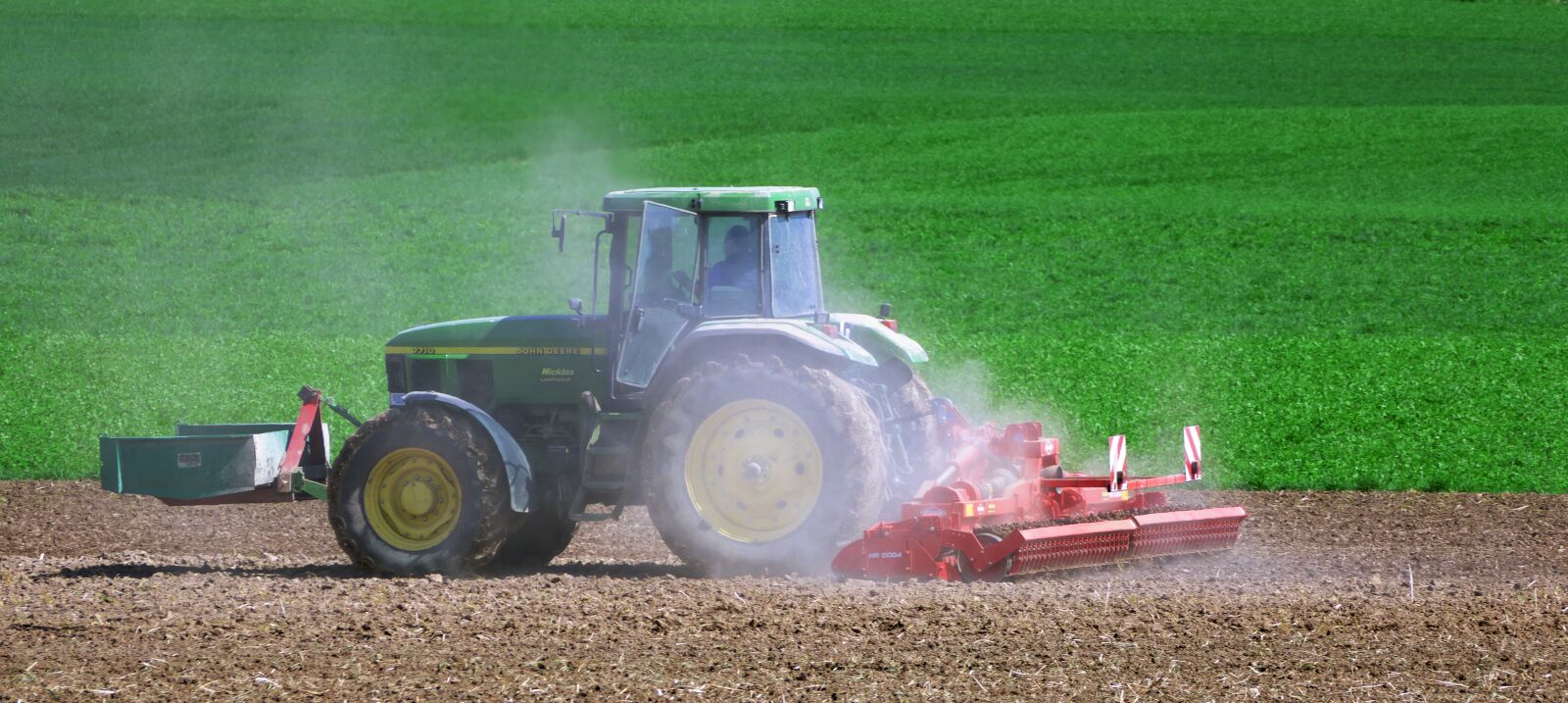 Panasonic Lumix DMC-FZ1000 sample photo. Tractor, arable, dusty photography