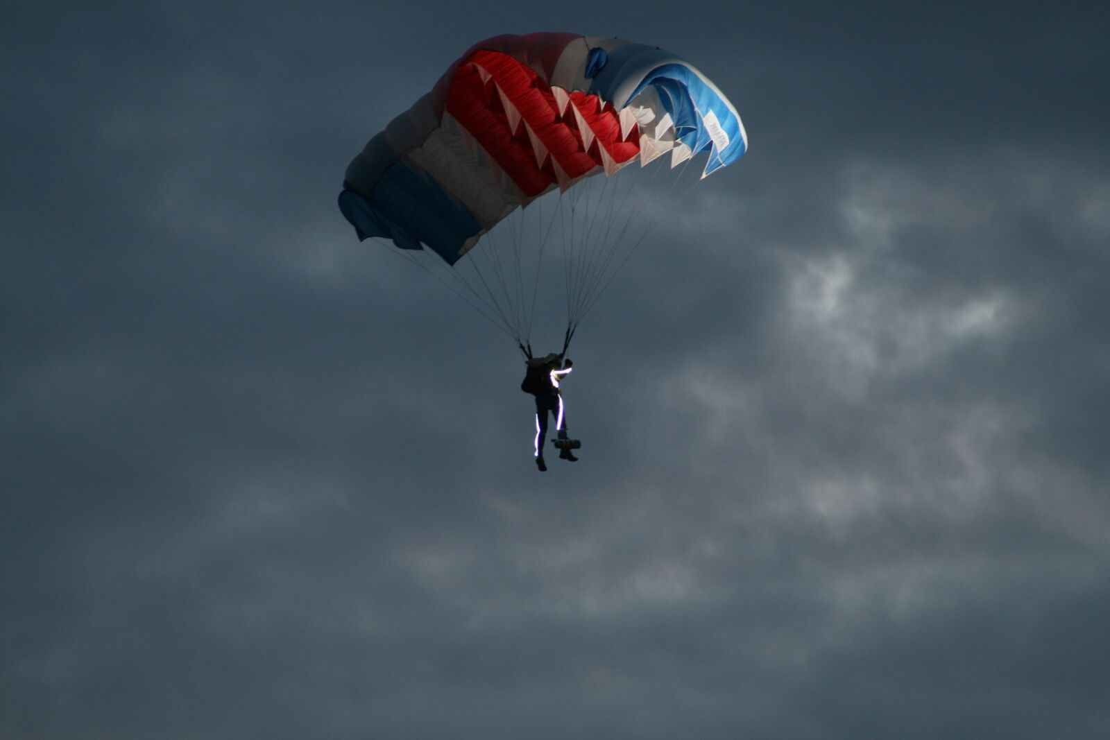 Canon EOS 400D (EOS Digital Rebel XTi / EOS Kiss Digital X) sample photo. Parachute, parachutist, skydiving photography