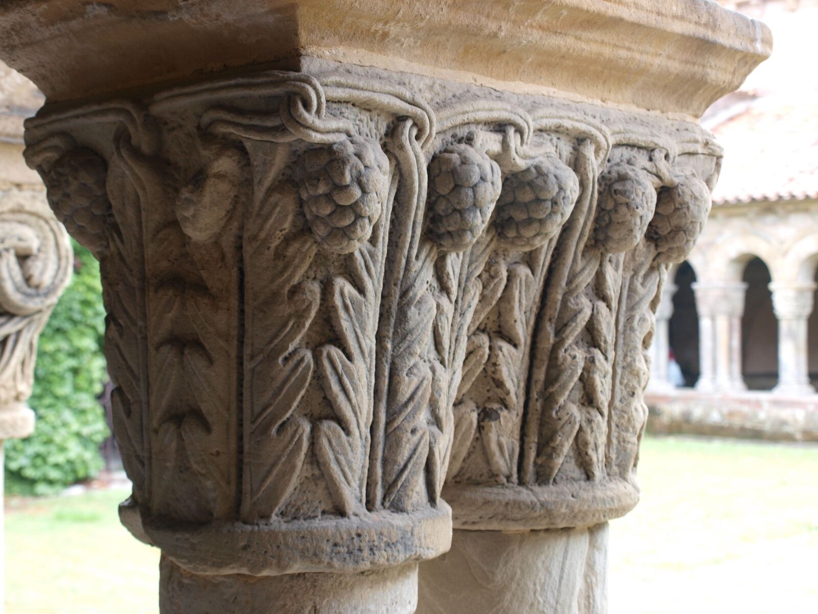 Olympus E-520 (EVOLT E-520) sample photo. Collegiate church, cloister, santa photography
