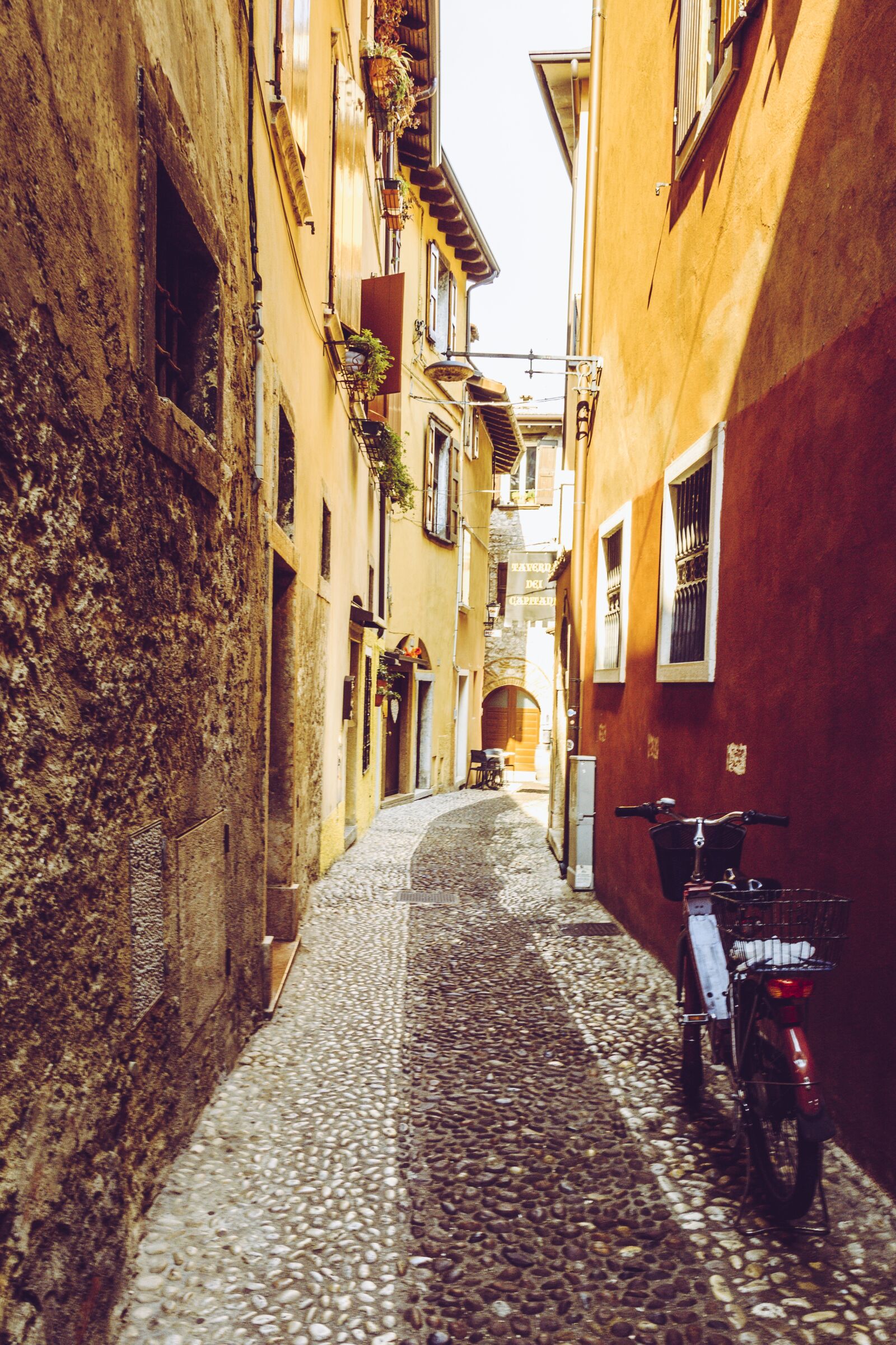 Canon EOS 650D (EOS Rebel T4i / EOS Kiss X6i) sample photo. Italy, alley, 70 years photography