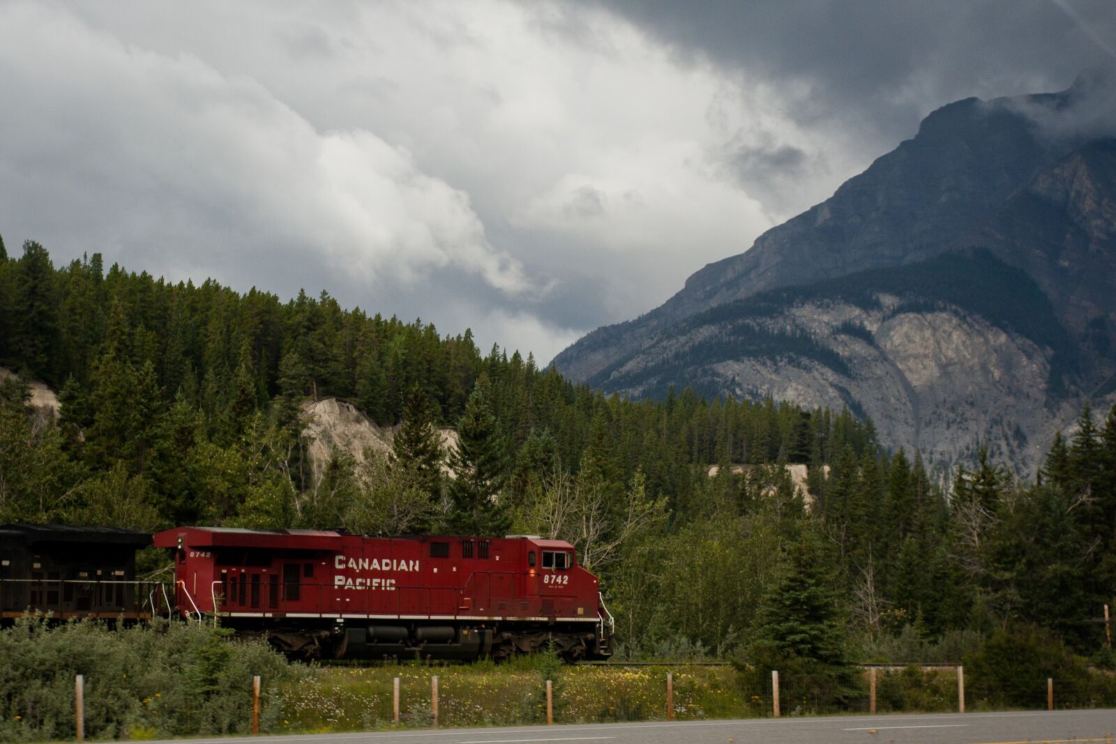 Canon EOS 450D (EOS Rebel XSi / EOS Kiss X2) sample photo. Train, rocky mountain, rocky photography