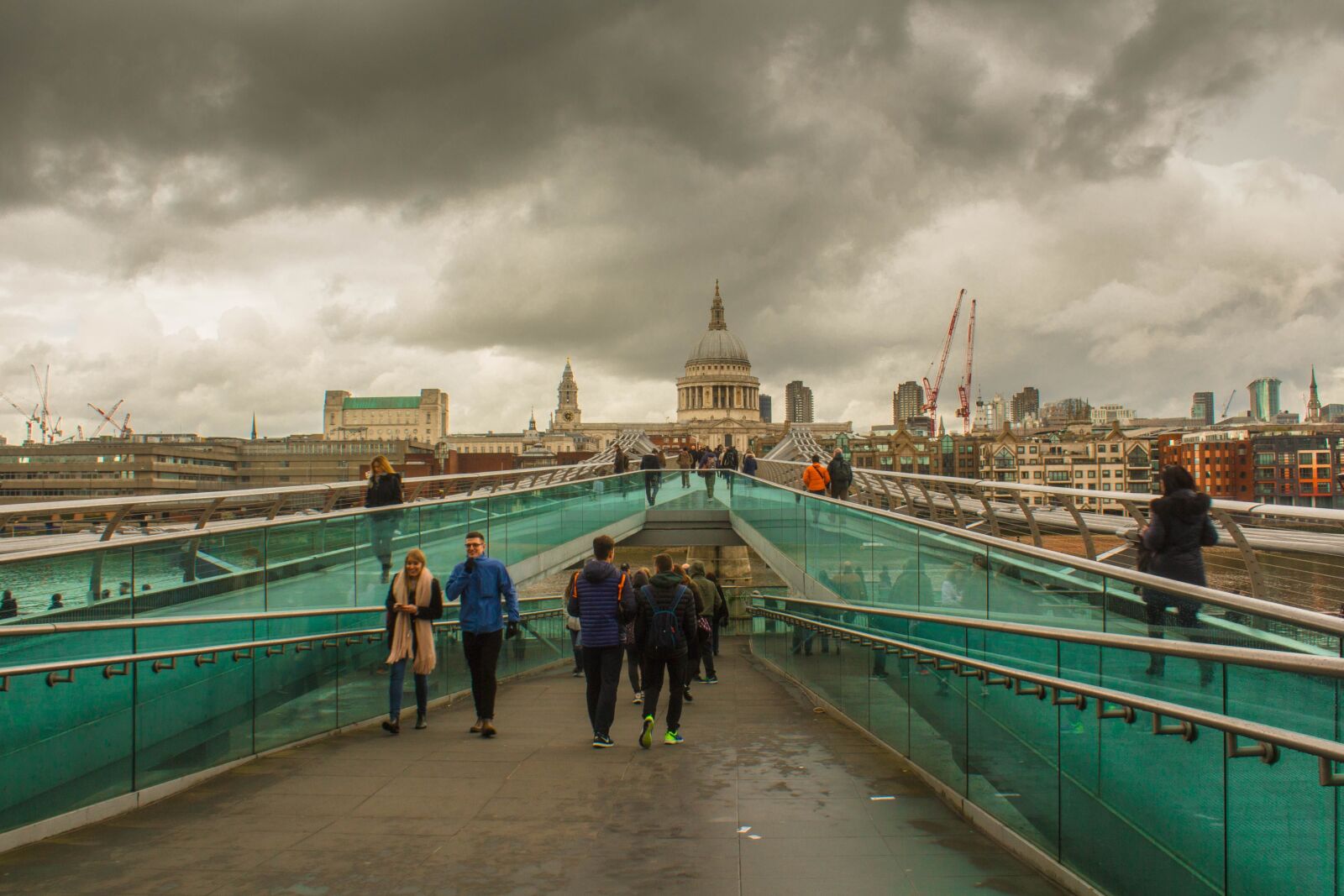 Canon EOS 650D (EOS Rebel T4i / EOS Kiss X6i) sample photo. London, people, bridge photography