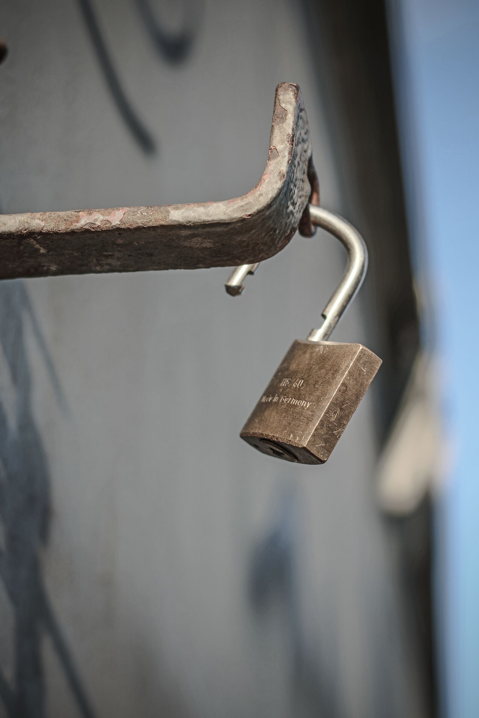 Canon EOS 70D + Canon EF 50mm F1.8 STM sample photo. Castle, key, padlock photography