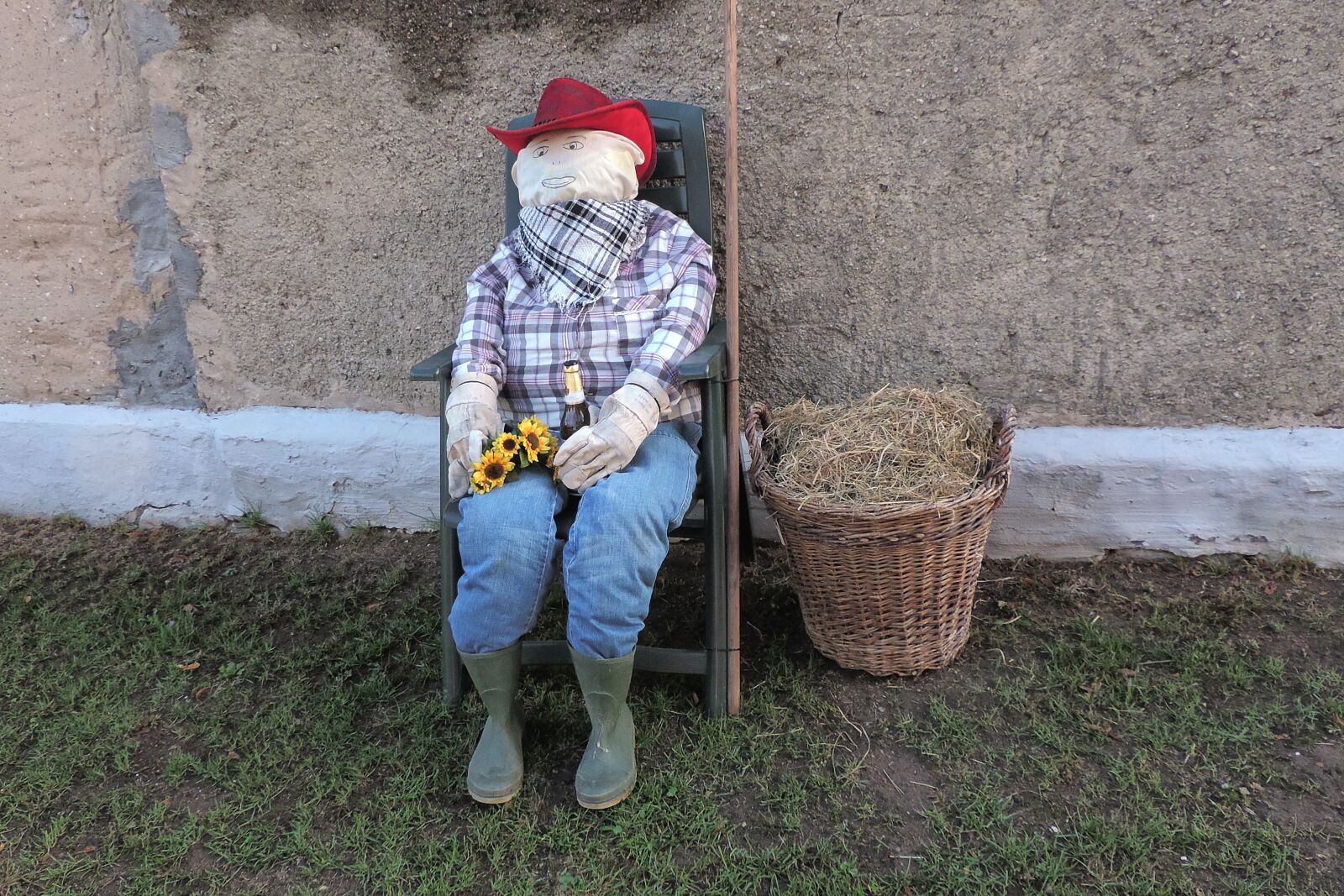 Nikon Coolpix P520 sample photo. Woman of straw, sitting photography