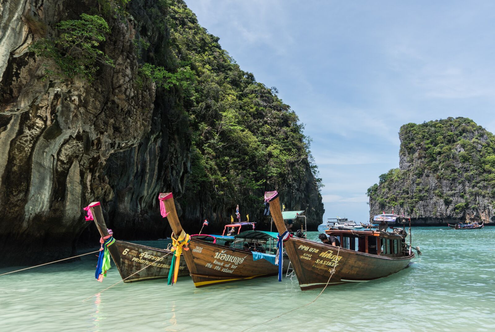 Sony a7R II + Sony FE 24-240mm F3.5-6.3 OSS sample photo. Phi phi island tour photography