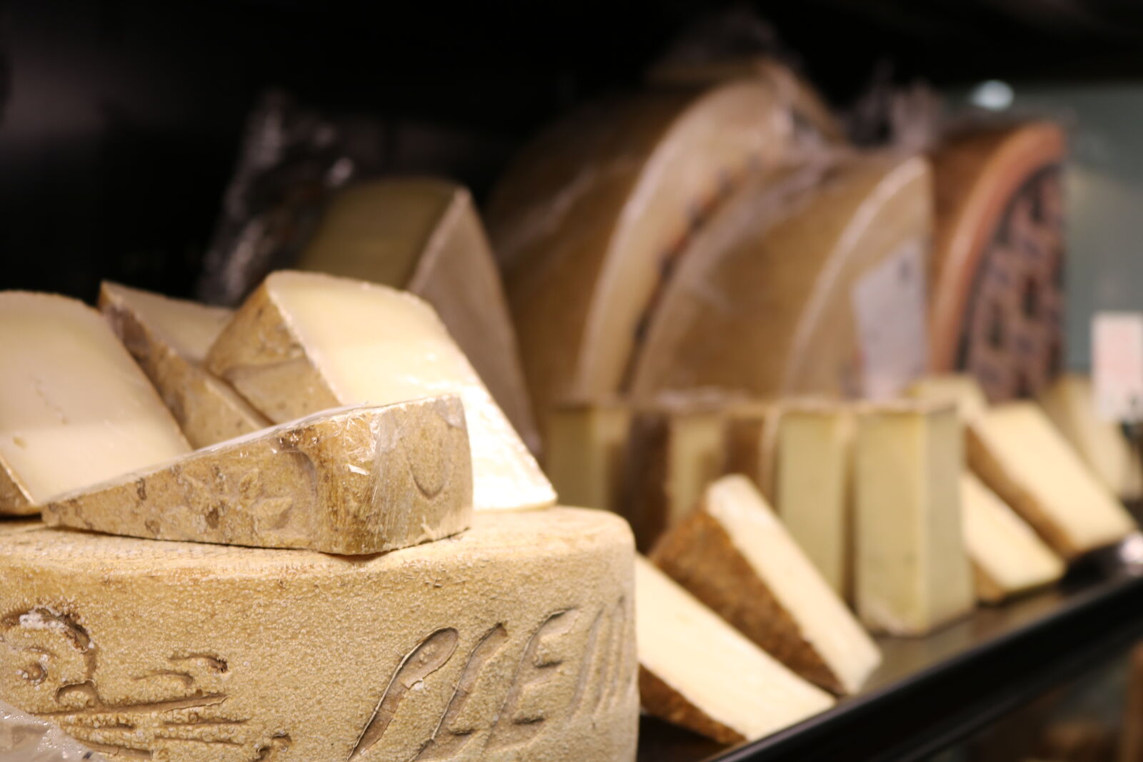 Canon EOS 750D (EOS Rebel T6i / EOS Kiss X8i) sample photo. Cheese, cheese, wheel, food photography