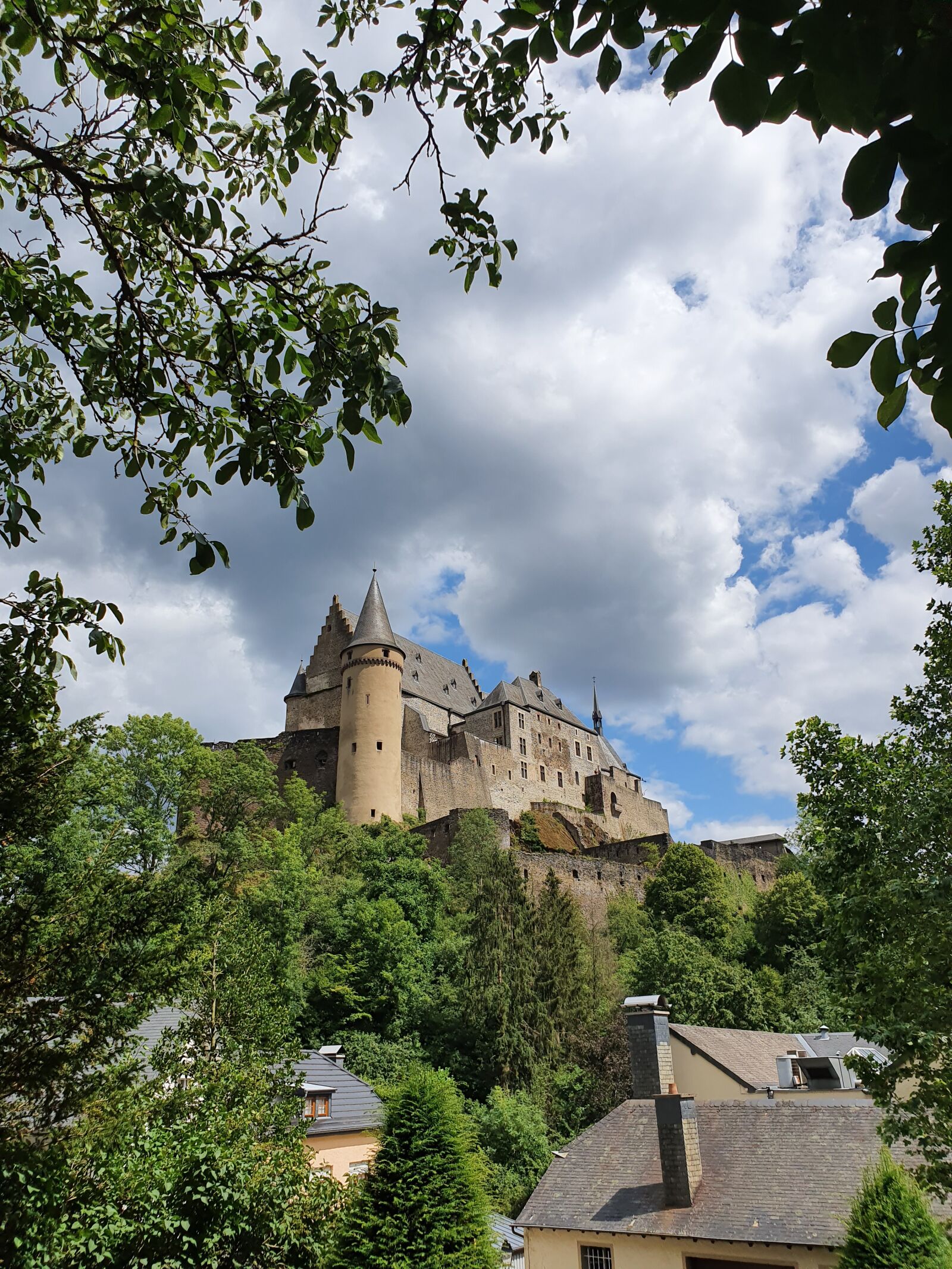 Samsung Galaxy S10e sample photo. Vianden, luxembourg, castle photography