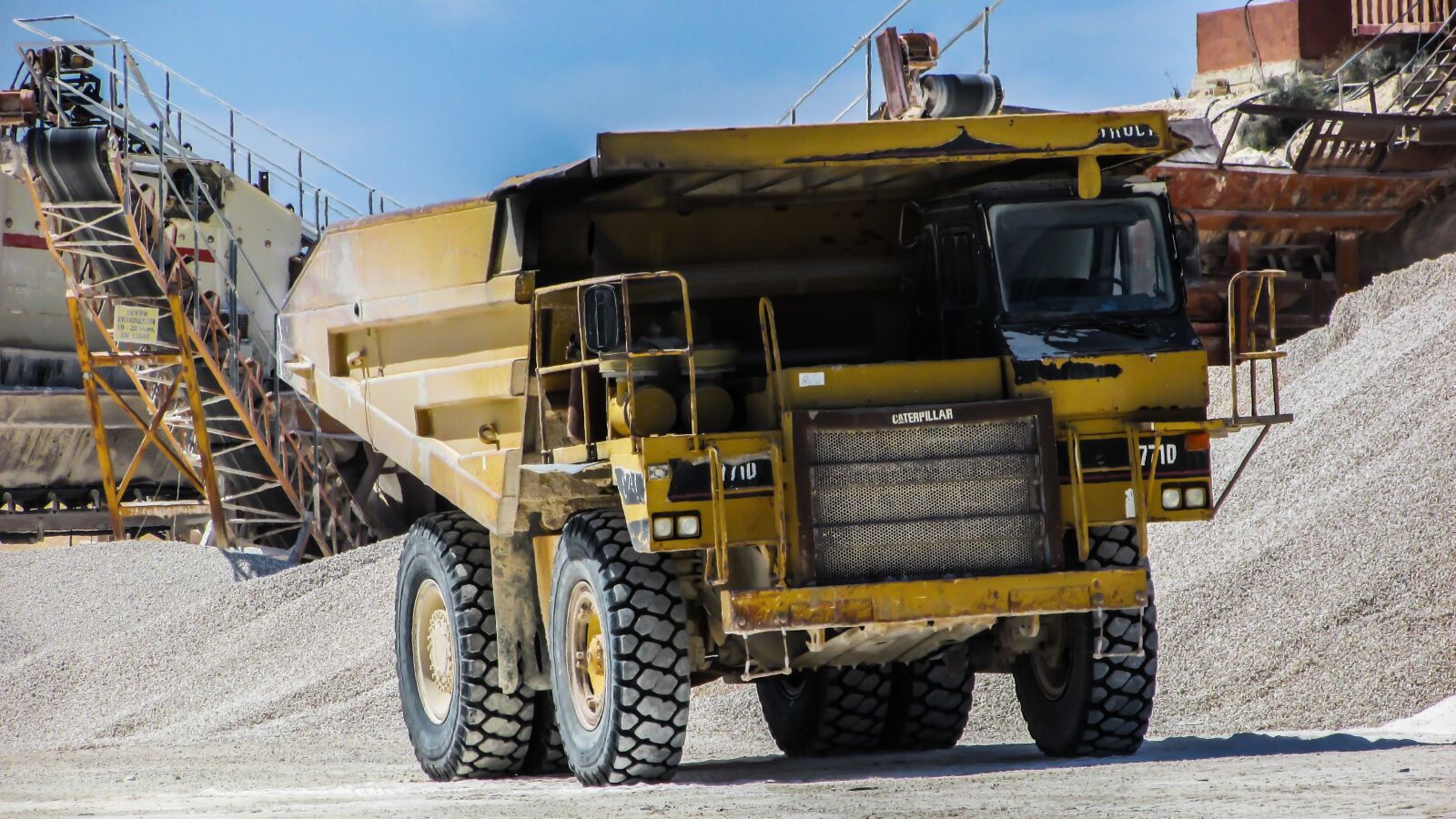 Canon PowerShot SX400 IS sample photo. Quarry truck, heavy machines photography