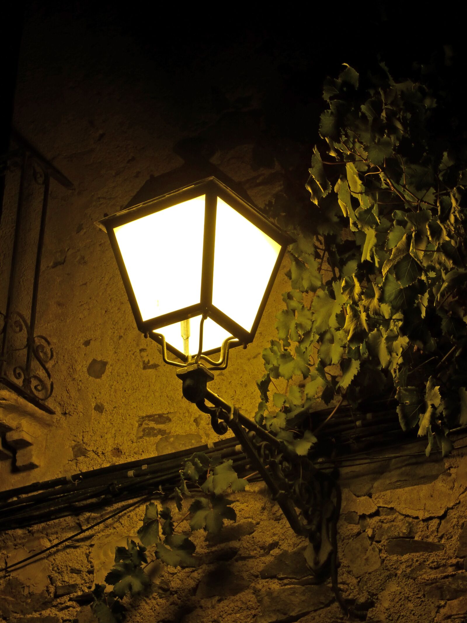 Panasonic DMC-FZ62 sample photo. Light, street lamp, night photography