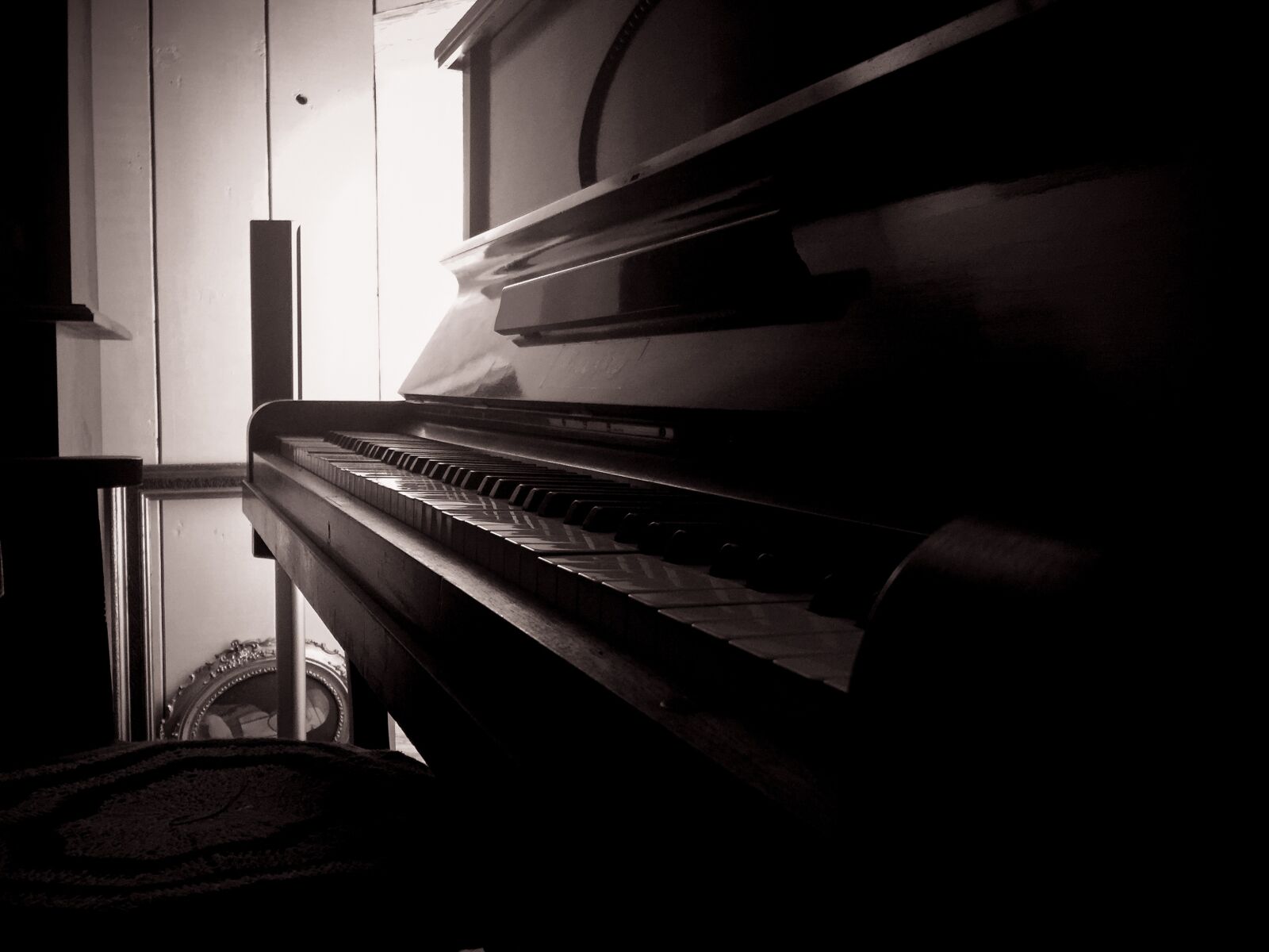 iPhone 6 Plus back camera 4.15mm f/2.2 sample photo. Piano, loneliness, romance photography