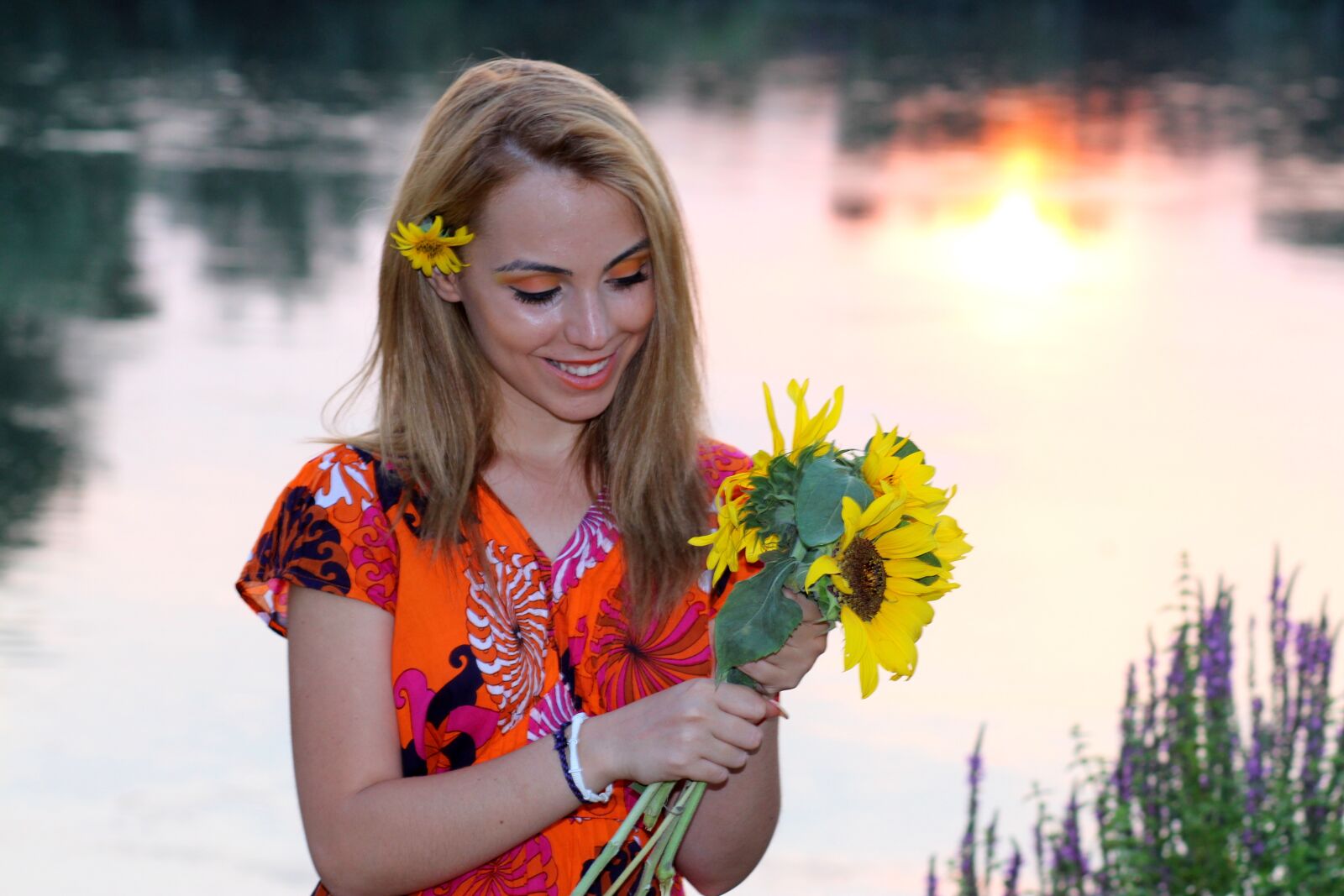 Canon EOS 700D (EOS Rebel T5i / EOS Kiss X7i) + Canon EF 85mm F1.8 USM sample photo. Girl, sunset, sunflower photography