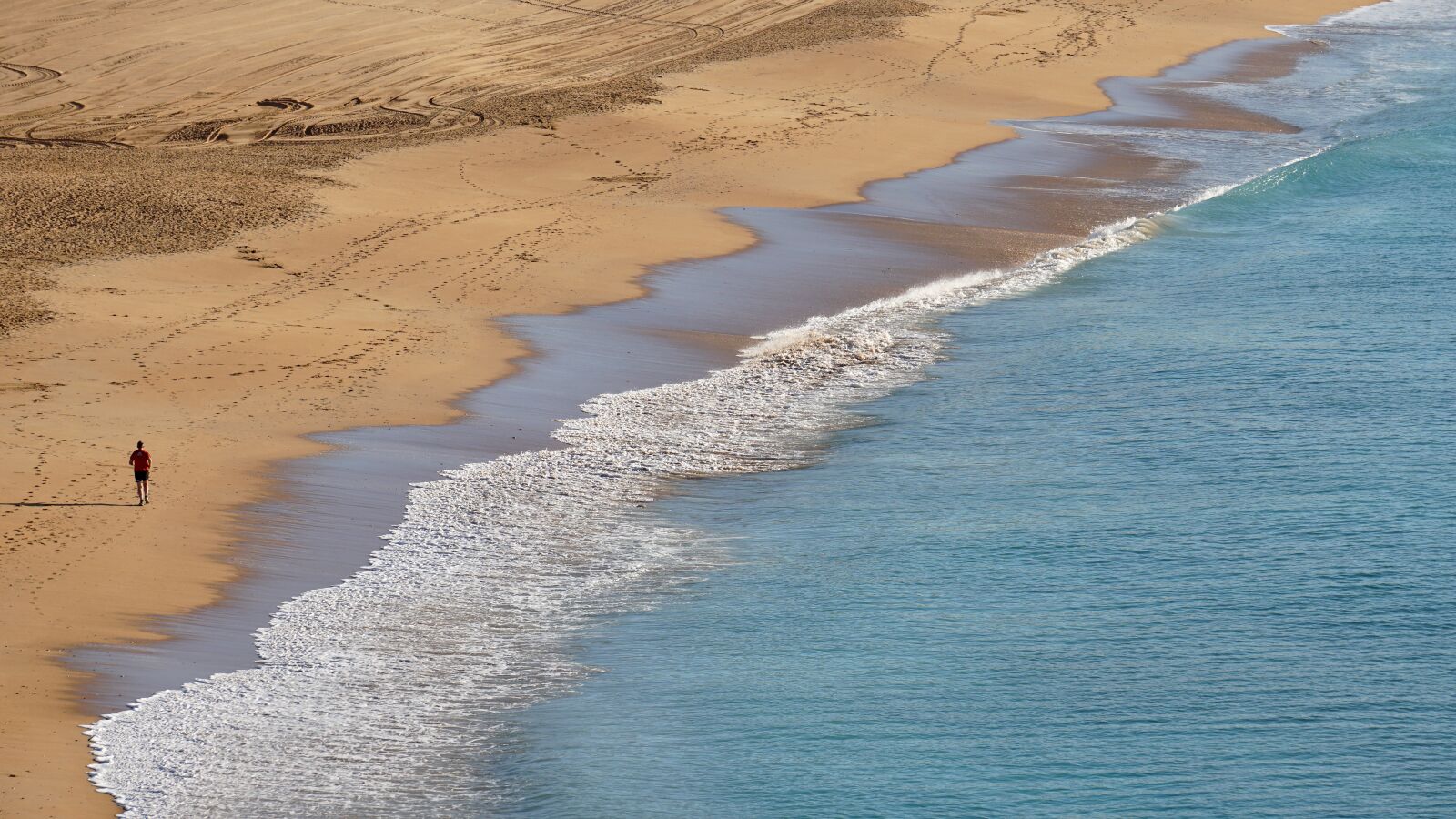 Sony a6300 + Sony E 55-210mm F4.5-6.3 OSS sample photo. Beach, sea, sand photography
