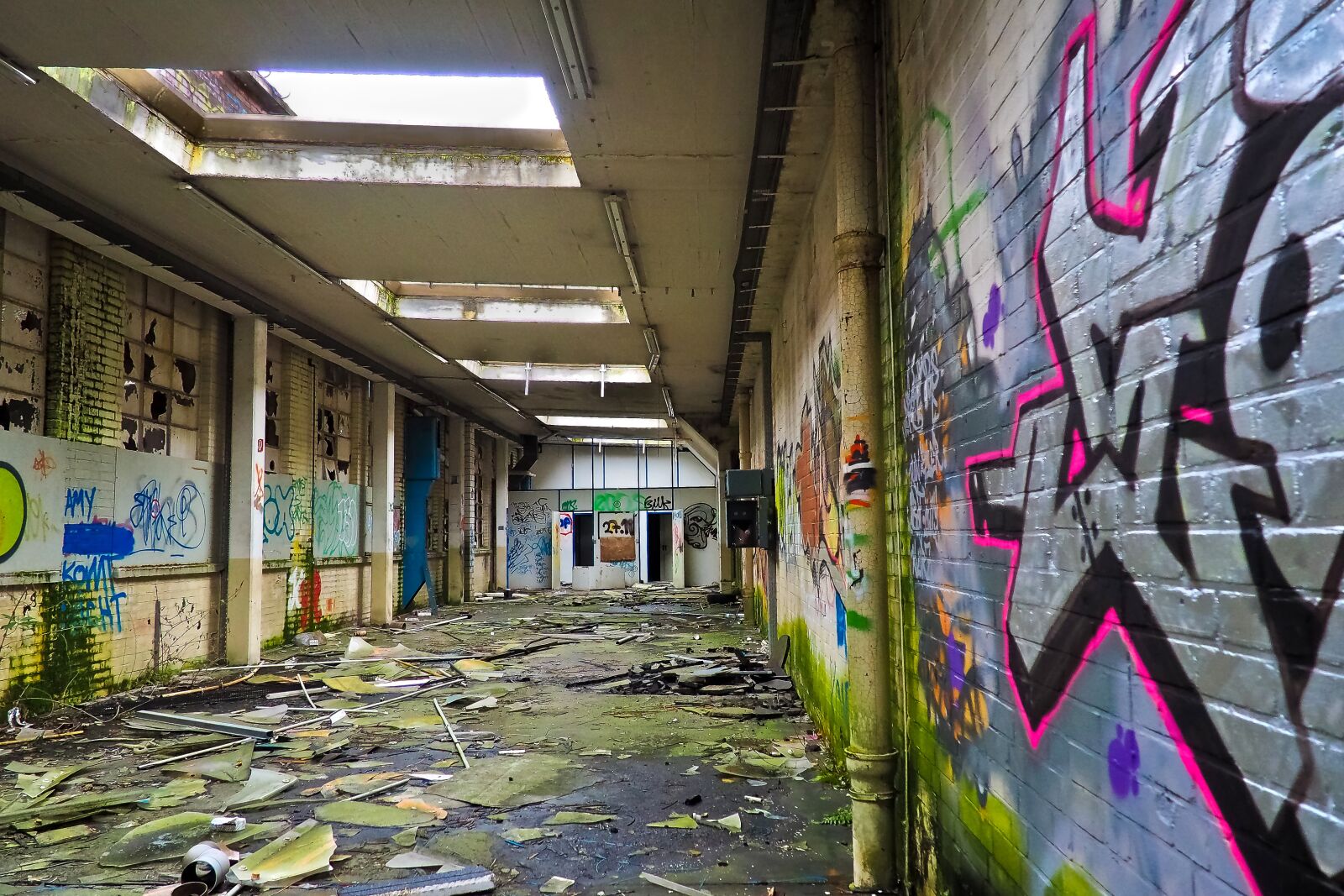 Olympus OM-D E-M10 sample photo. Lost places, rooms, abandoned photography