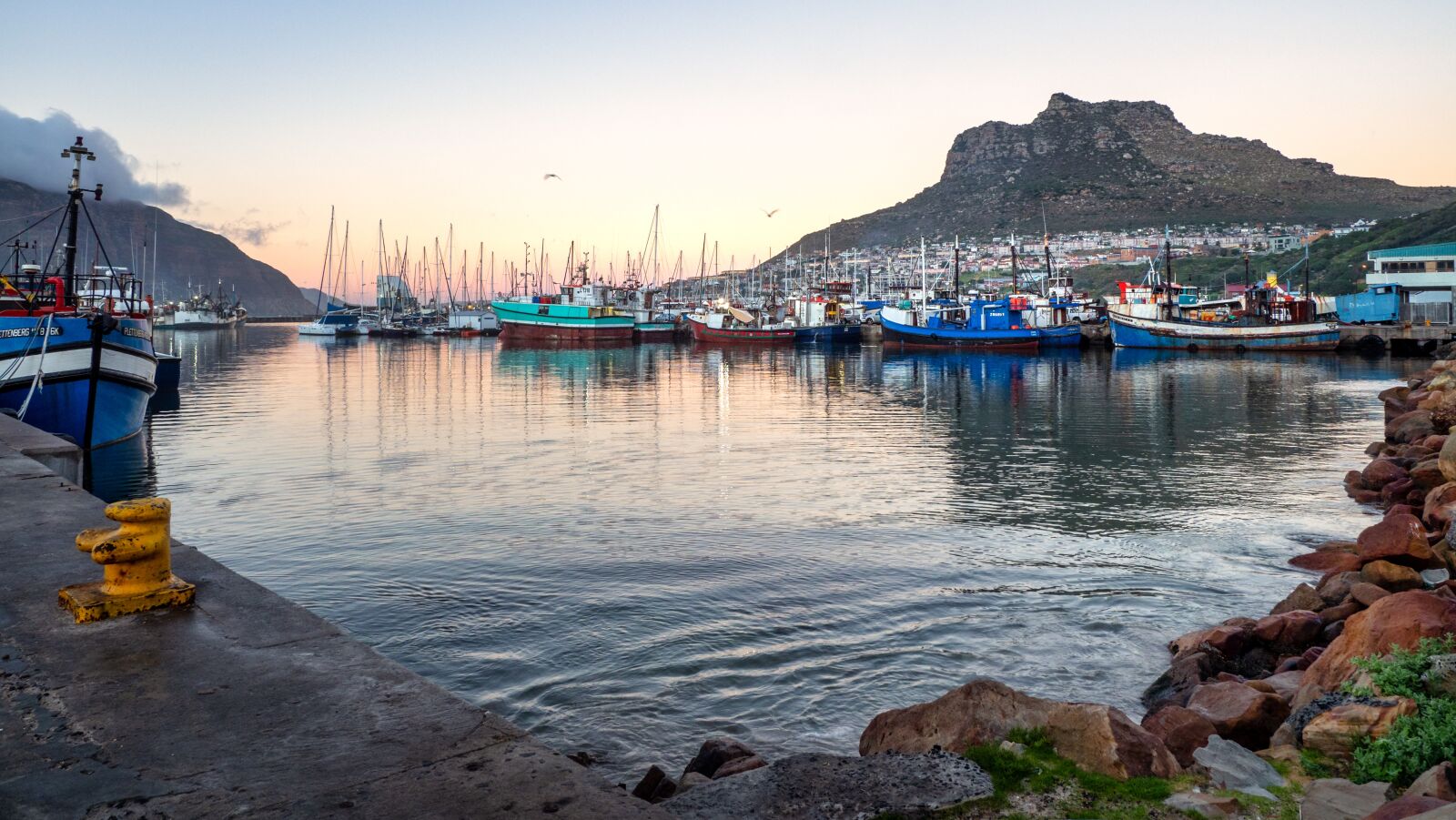 Olympus M.Zuiko Digital ED 12-100mm F4.0 IS Pro sample photo. Hout bay harbour, boats photography