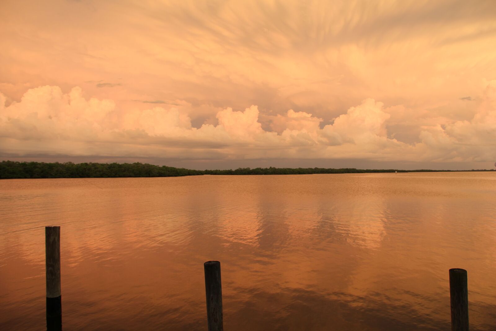 Canon EOS 550D (EOS Rebel T2i / EOS Kiss X4) sample photo. Afterglow, wolkenspiel, evening sky photography