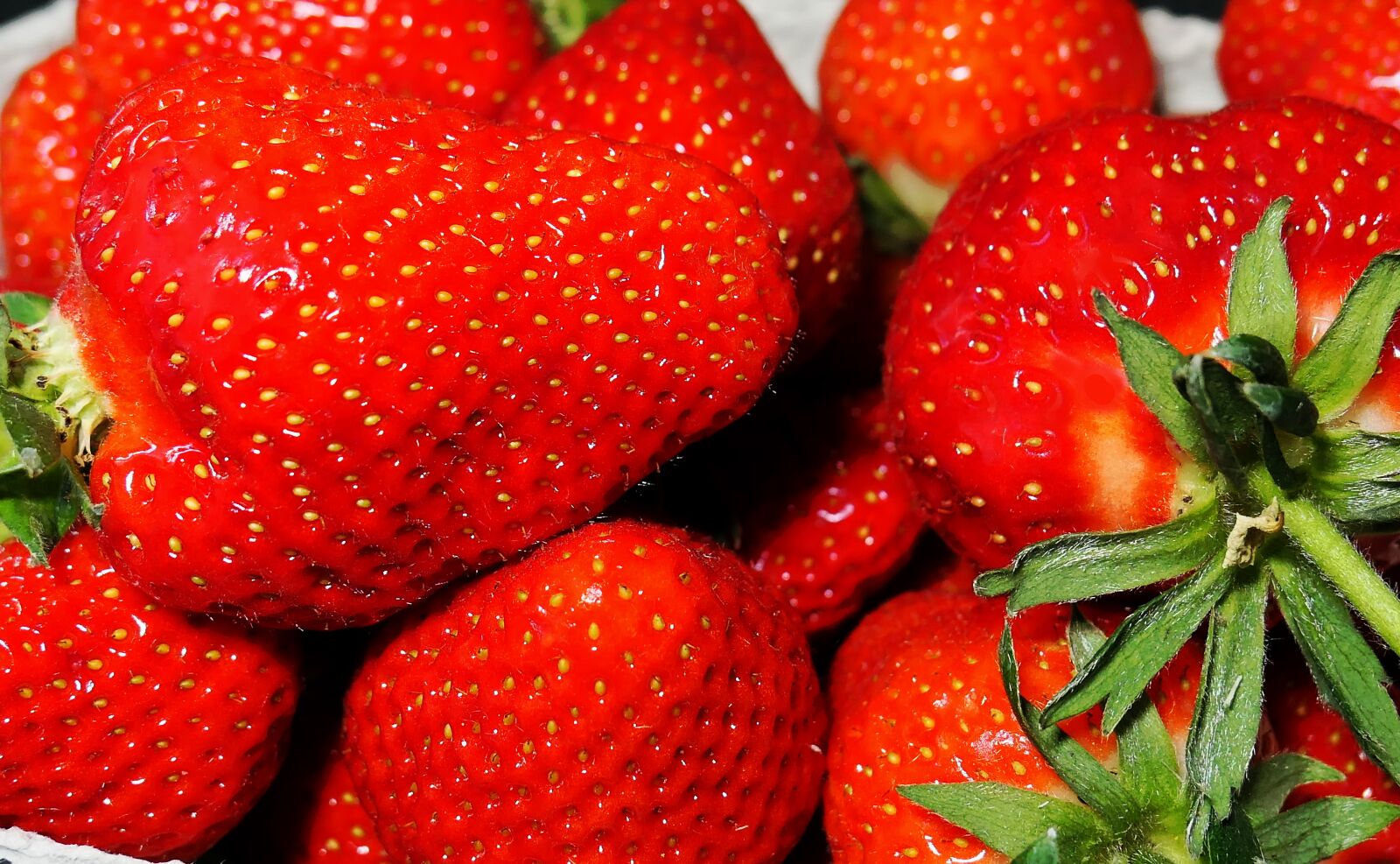 Panasonic Lumix DMC-LX10 (Lumix DMC-LX15) sample photo. Strawberries, fruits, fruit photography