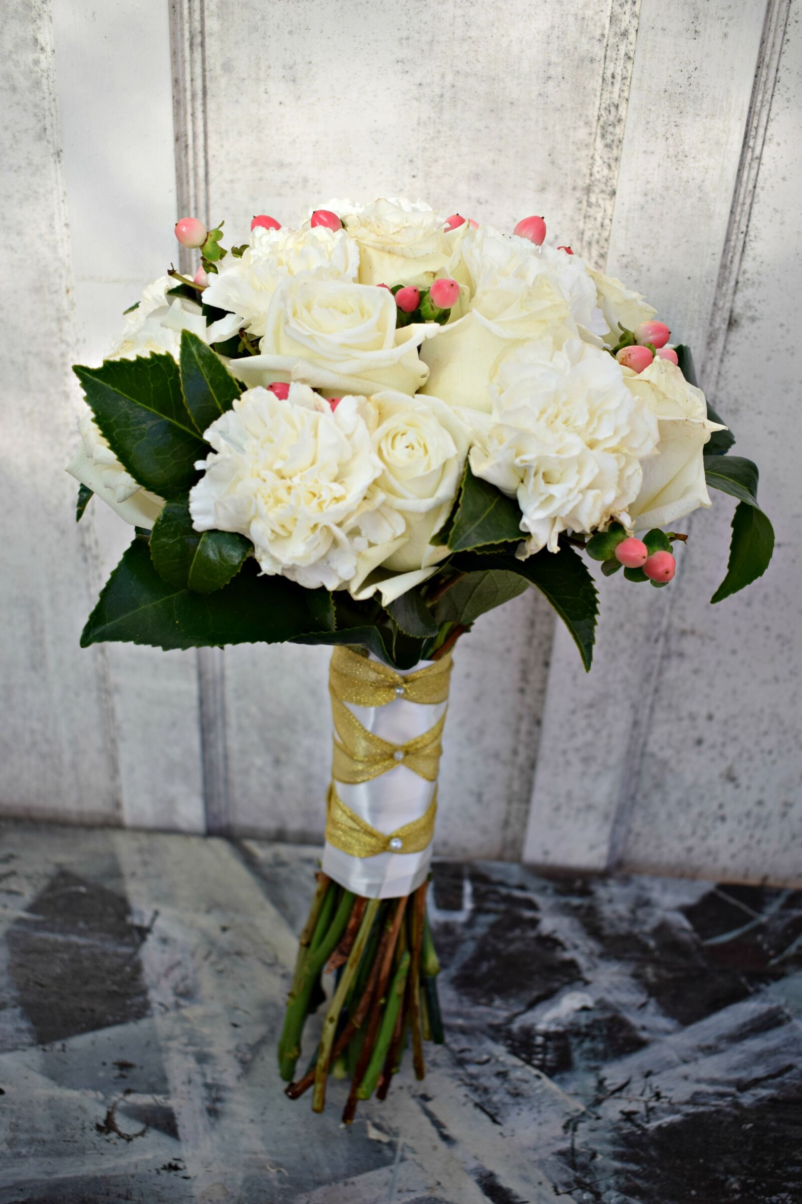 Nikon AF-P DX Nikkor 18-55mm F3.5-5.6G sample photo. Rose, carnation, posy photography