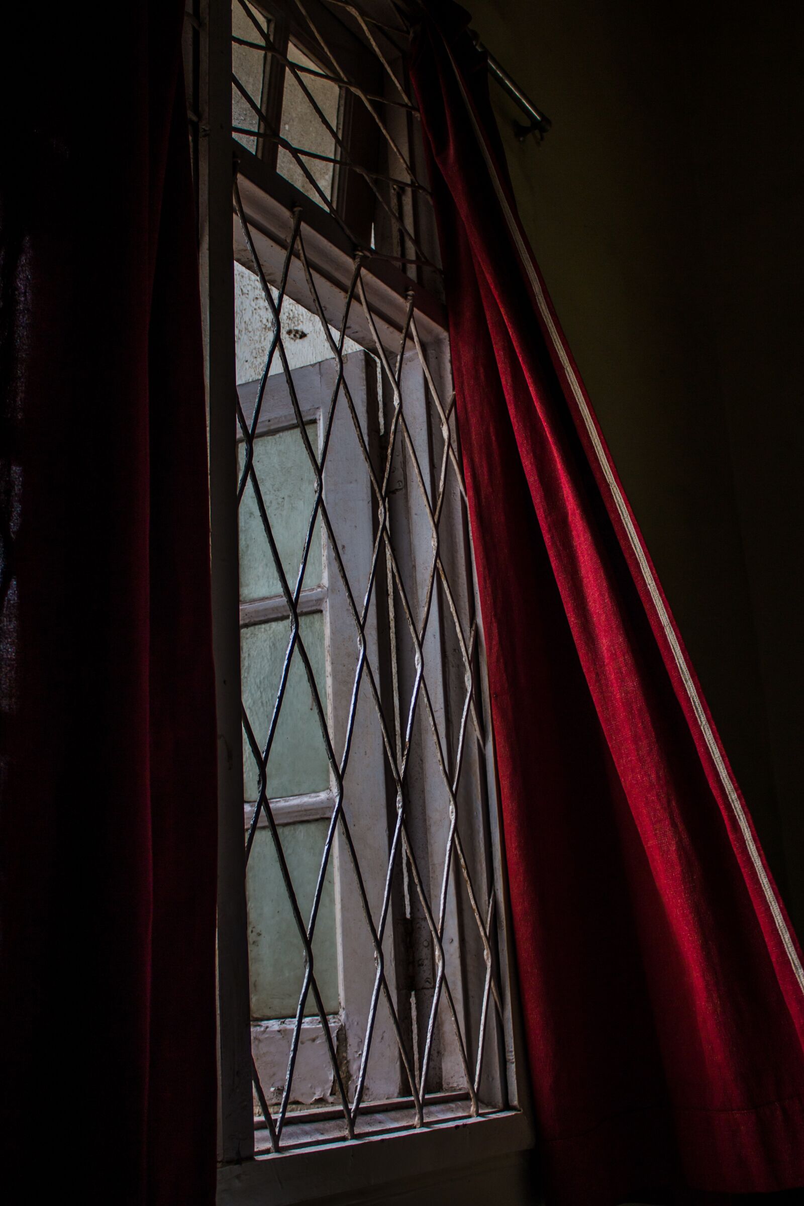 Canon EF-S 18-55mm F3.5-5.6 IS sample photo. Window, old, vintage photography