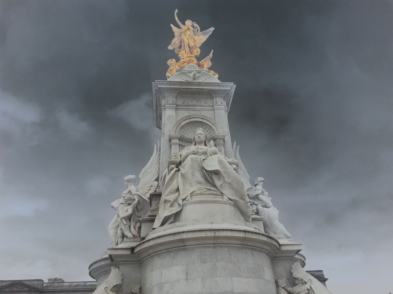 Samsung Galaxy S3 sample photo. Queen victoria statue, gold photography