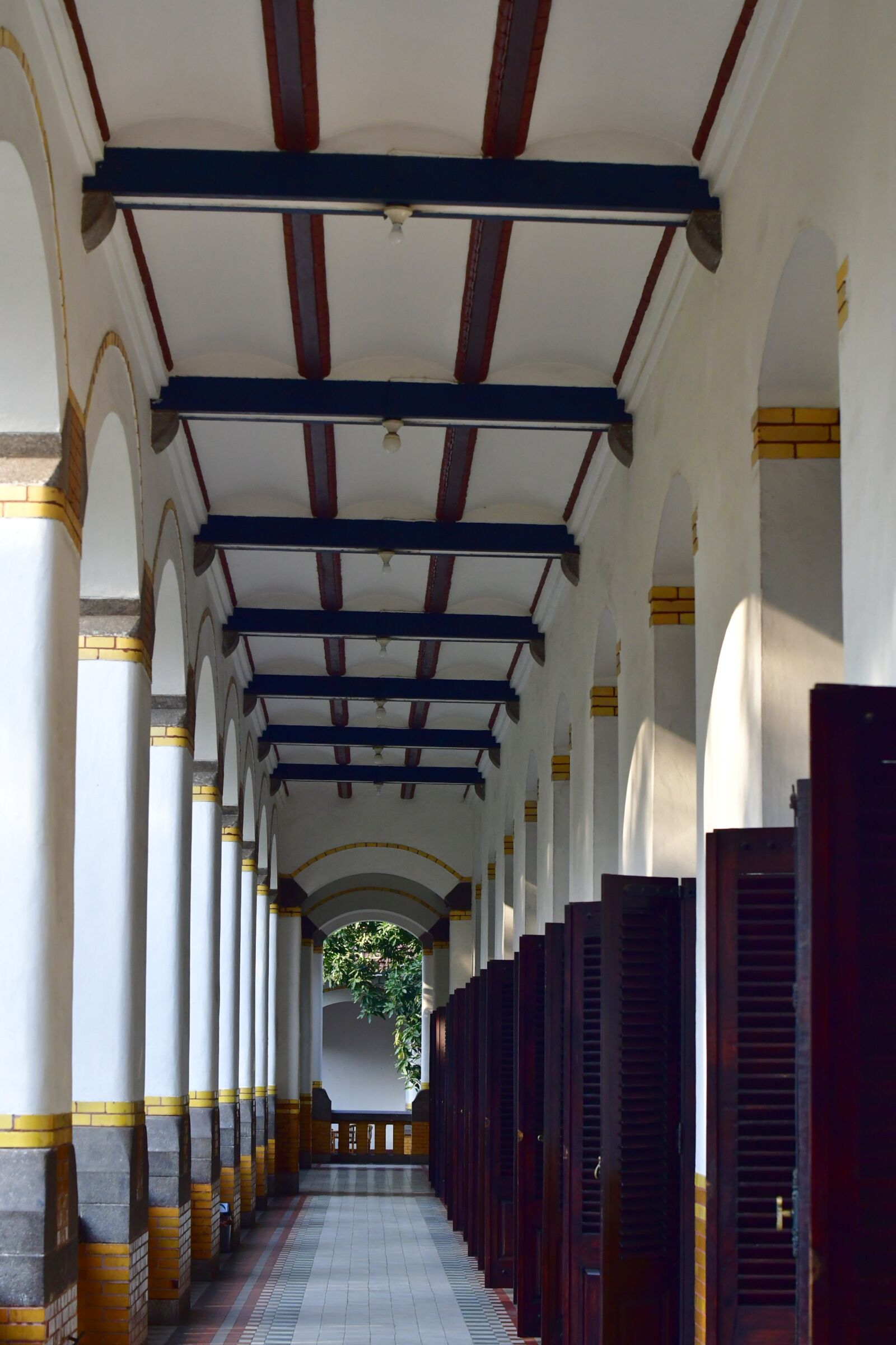 Nikon D500 sample photo. Pillars, vintage, historical building photography