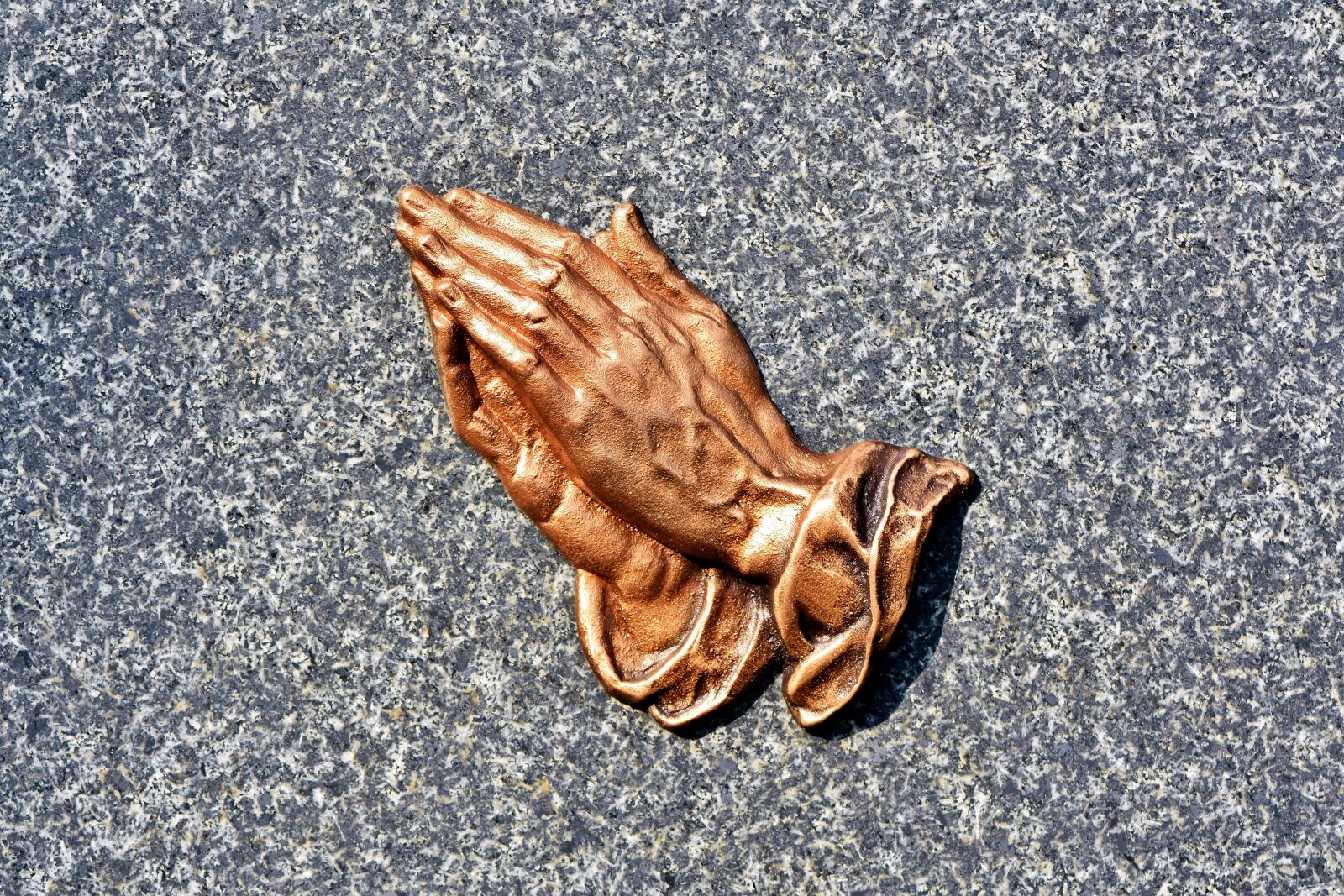 Nikon D7200 sample photo. Tombstone, grave, hands photography
