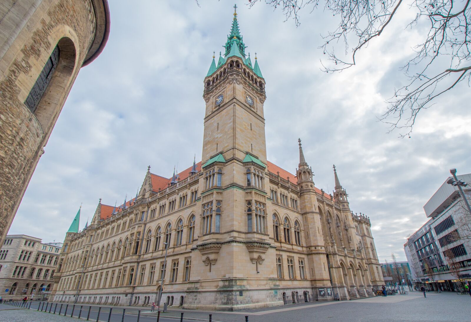 Canon EOS 700D (EOS Rebel T5i / EOS Kiss X7i) + Canon EF-S 10-18mm F4.5–5.6 IS STM sample photo. Town hall, braunschweig, downtown photography